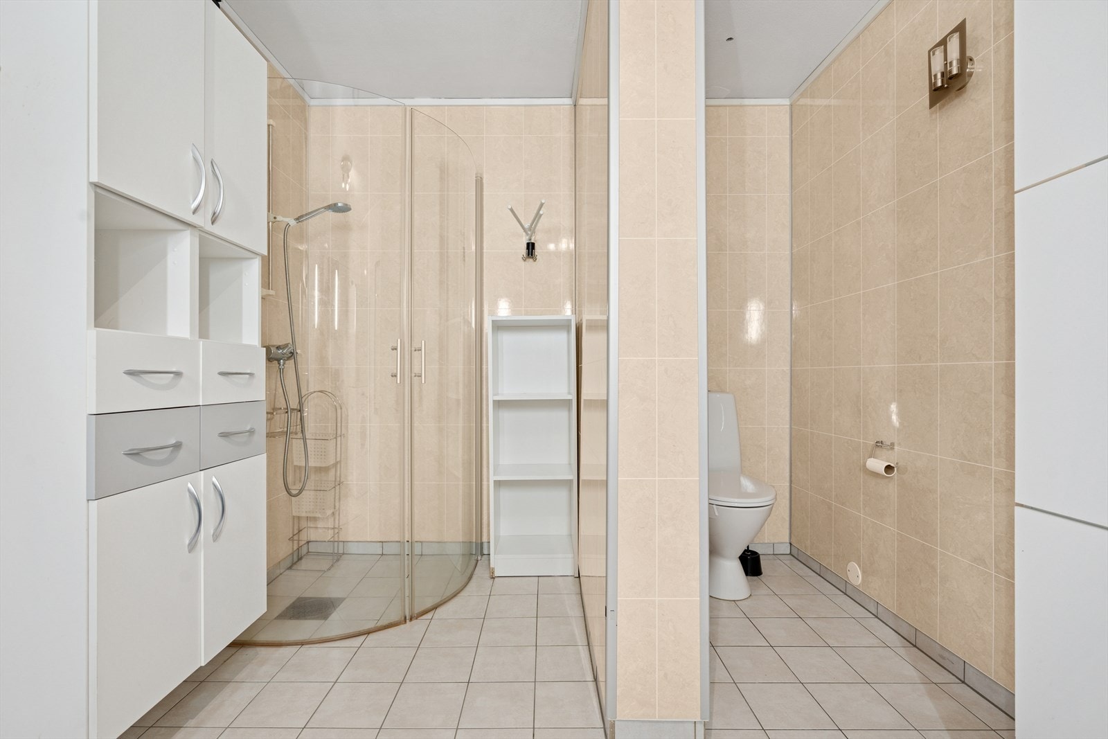 Her finner du toalett, dusjhjørne m/glassdører, baderomsinnredning og opplegg for vaskemaskin/tørketrommel Galleribilde