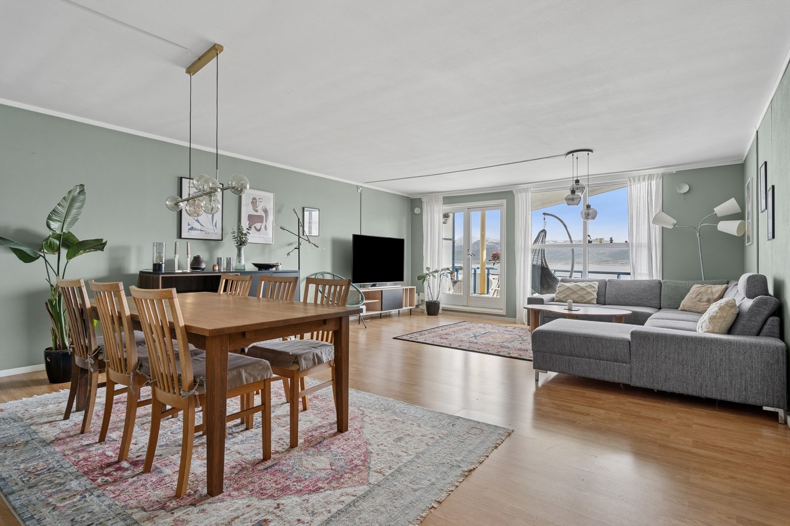 Rommet er romslig og møbleringsvennlig utformet, noe som gir deg god plass til både en stor spisegruppe og sofakrok. Galleribilde