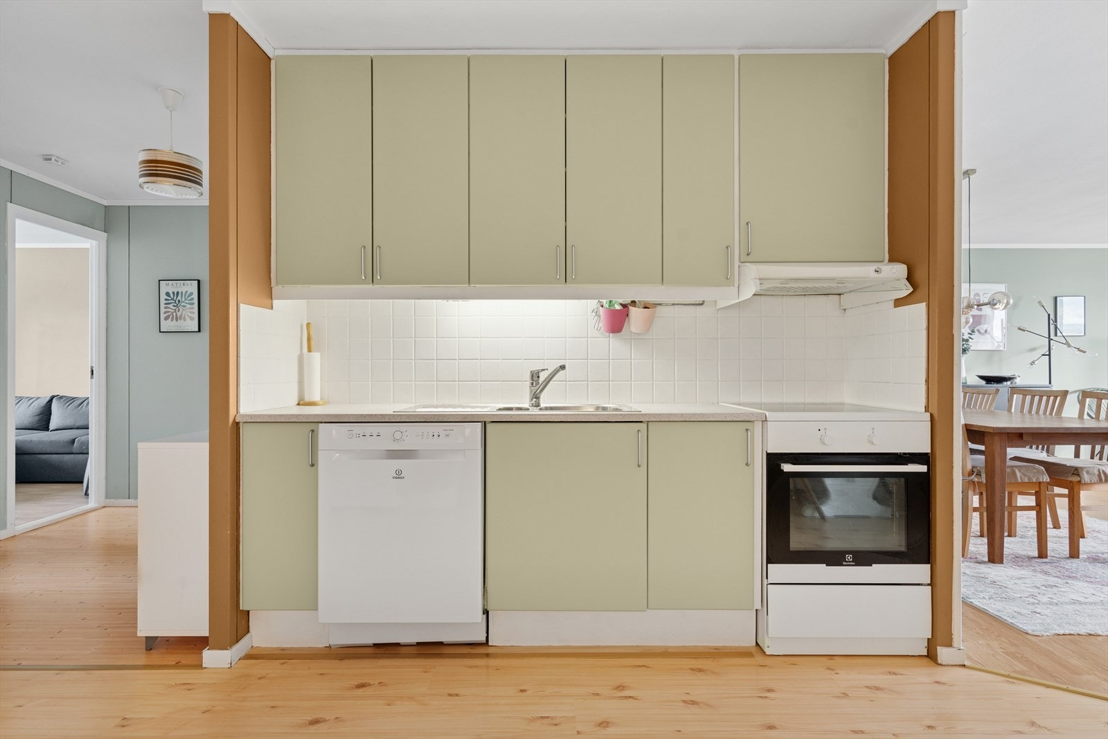 Hvitevarene medfølger og består av komfyr, oppvaskmaskin og kombiskap kjøl/frys. Galleribilde