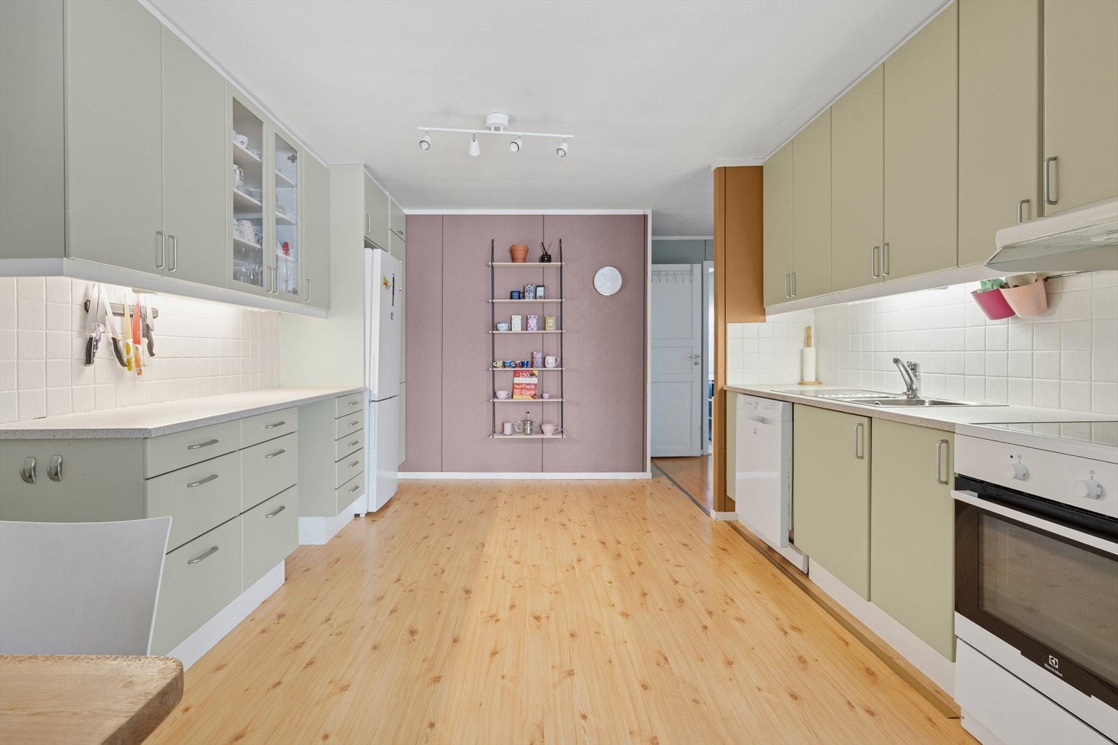 Innenfor kjøkkenet finner du gang som leder til alle soverommene, badet og den innvendige boden. Galleribilde