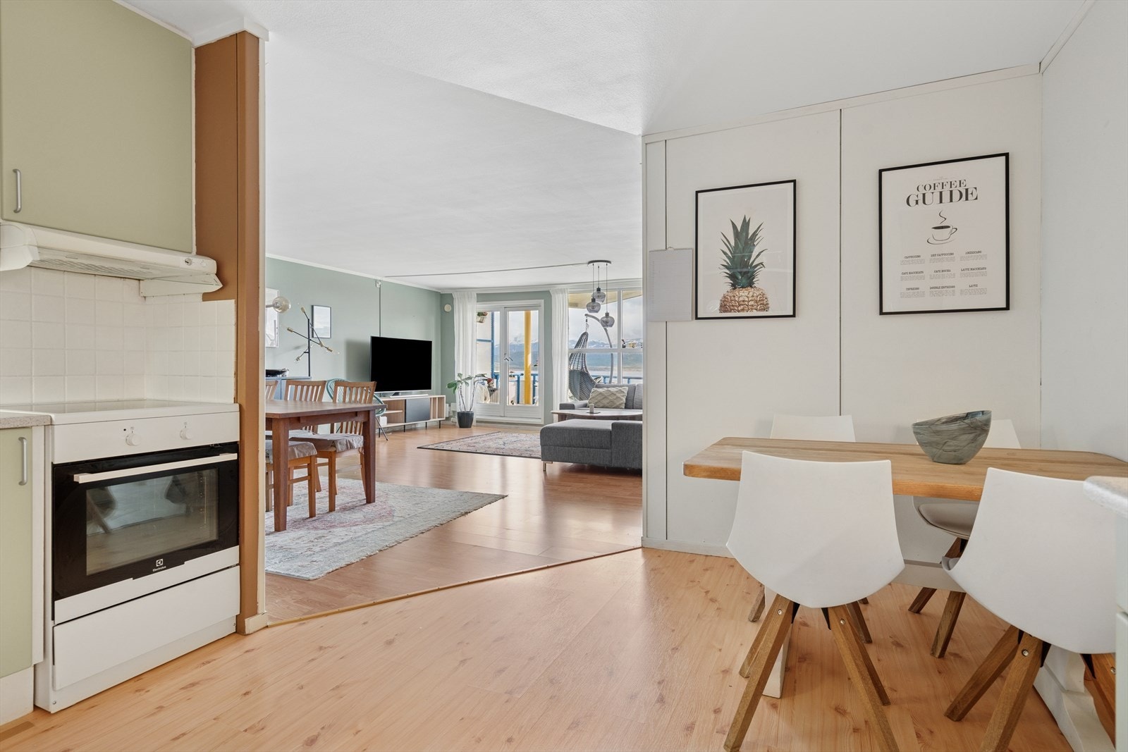 Kjøkkenet ligger i delvis åpen løsning og også her er det plass til spisebord. Galleribilde