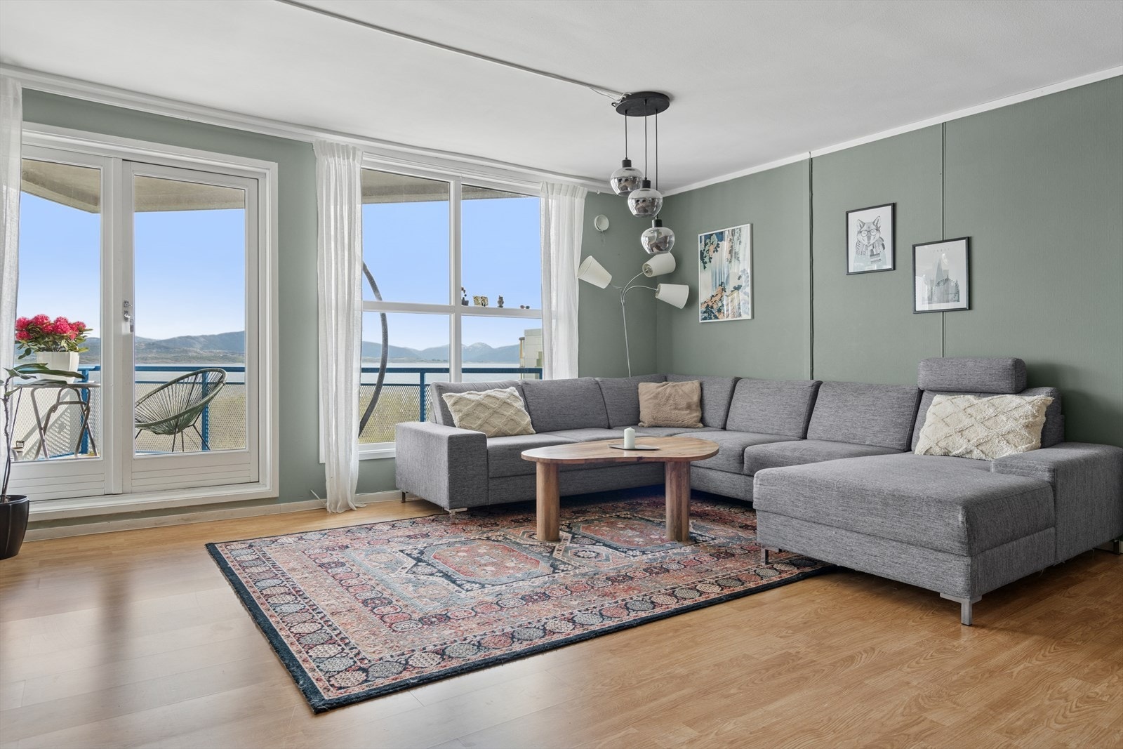 De store vindusflatene slipper inn godt med naturlig lys og byr på fantastisk utsikt over Saltfjorden med bl.a. Børvasstindan i bakgrunnen. Herfra er det også utgang til den sørvendte balkongen. Galleribilde