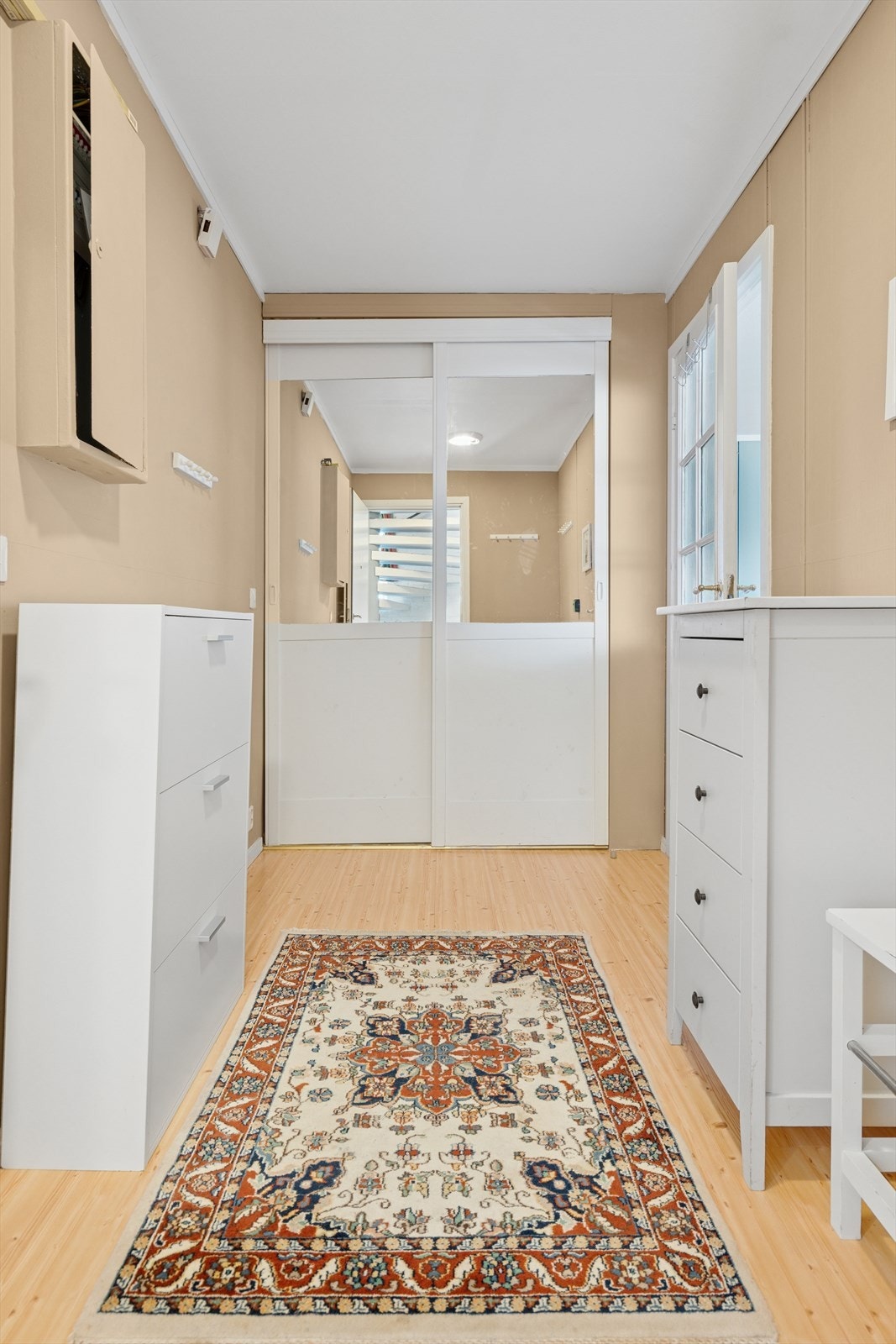 He finner du en praktisk skyvedørsgarderobe som gir god plass til yttertøy. Galleribilde