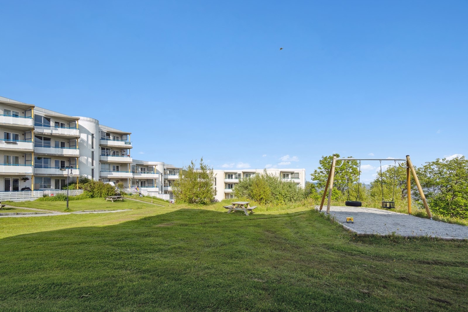 Tomten er flat/lett skrånende og har pent opparbeidede fellesarealer med plen, internveier med asfalt og belegningsstein, samt prydbusker og trær. Galleribilde