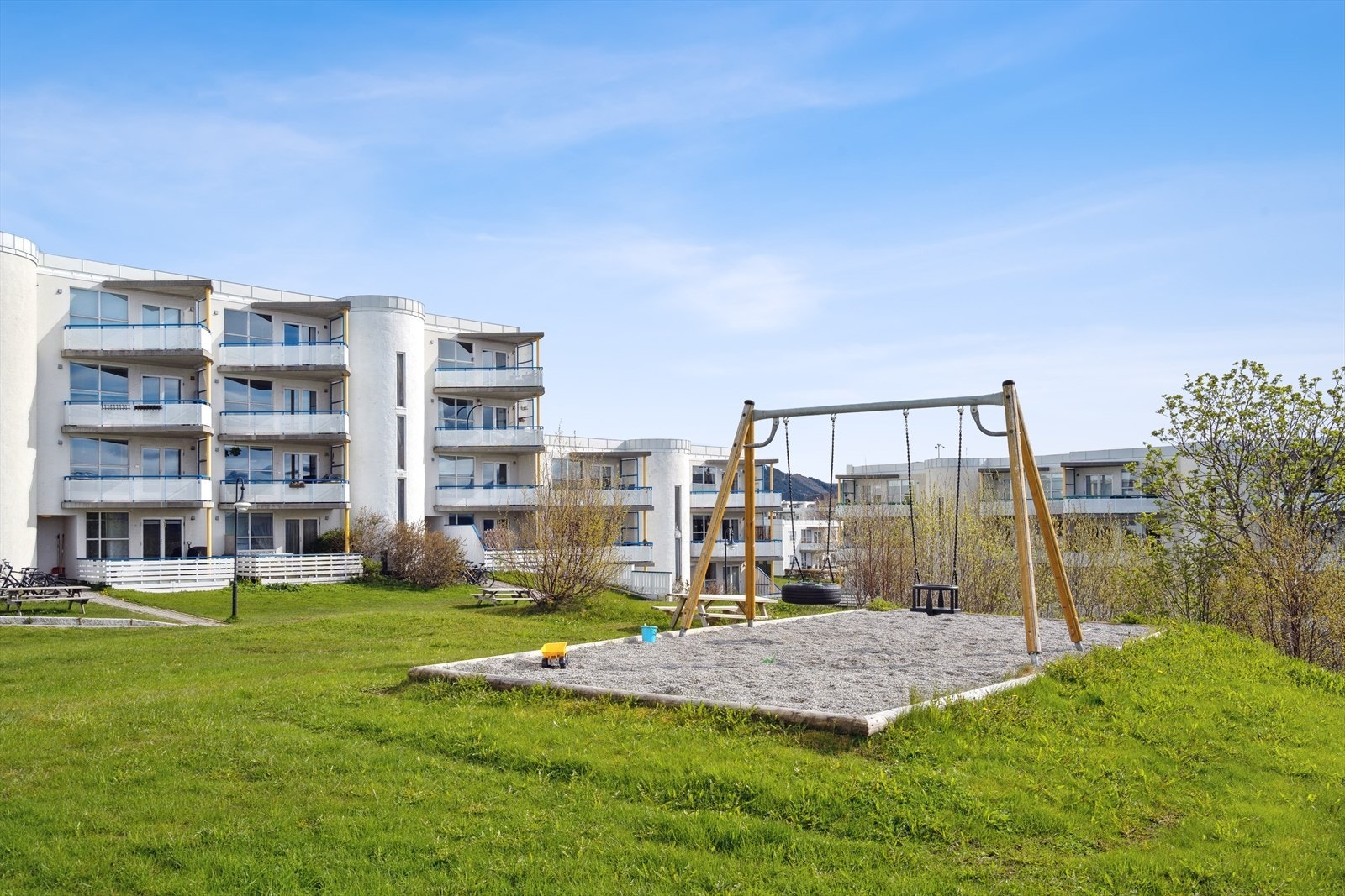 Det er i tillegg opparbeidet lekeplasser med lekestativer og balløkker. Galleribilde