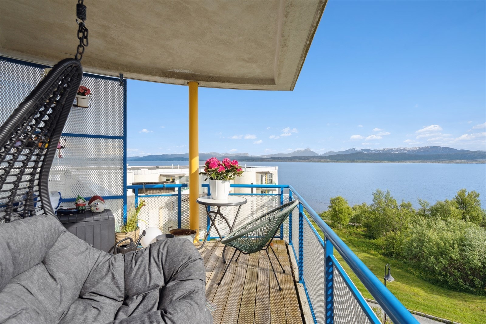 Balkong med gode solforhold og enestående utsikt over Saltfjorden med Børvasstindan i bakgrunnen. Galleribilde