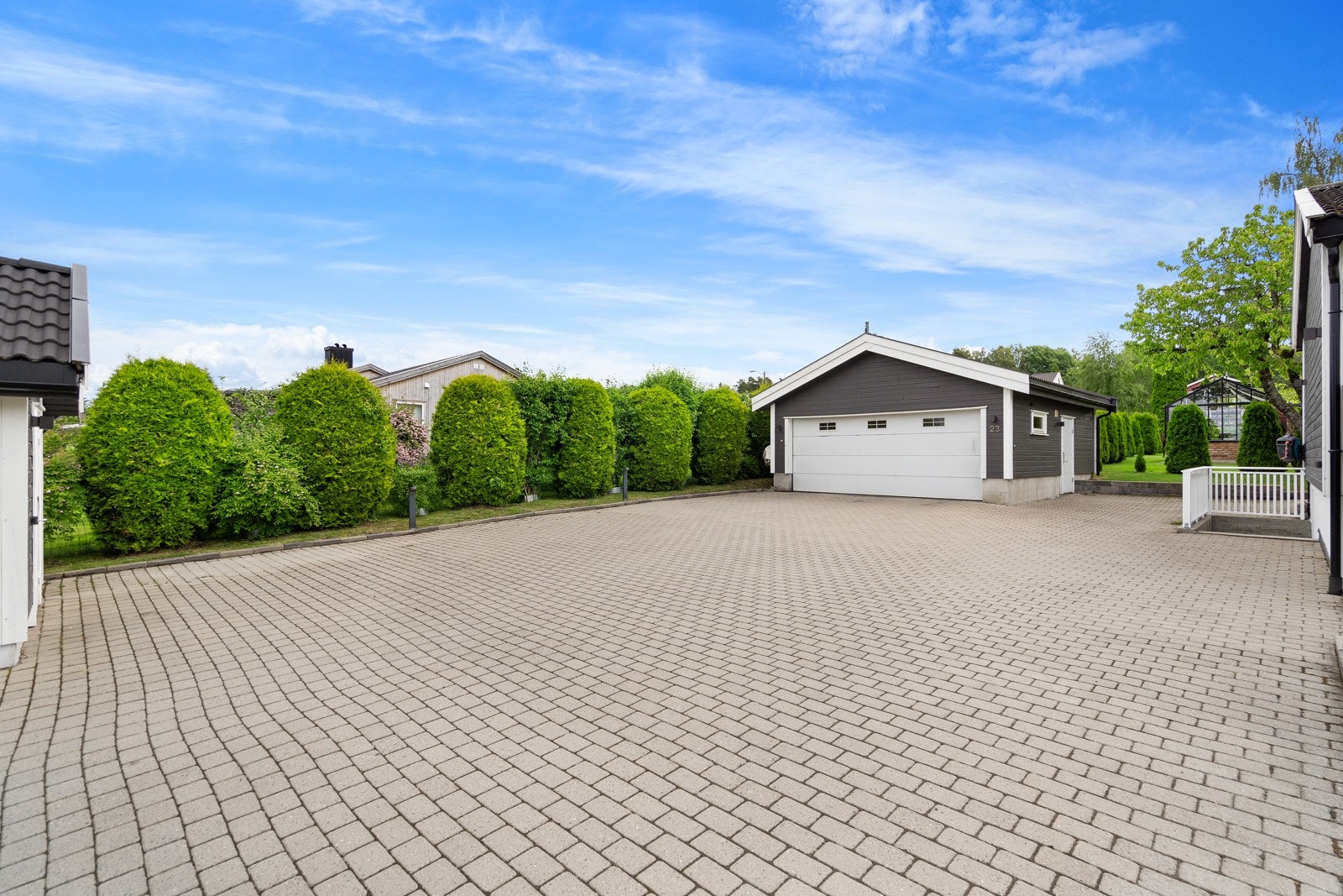 Praktisk gårdsplass med mengder av parkeringsmuligheter og svært enkelt vedlikehold Galleribilde