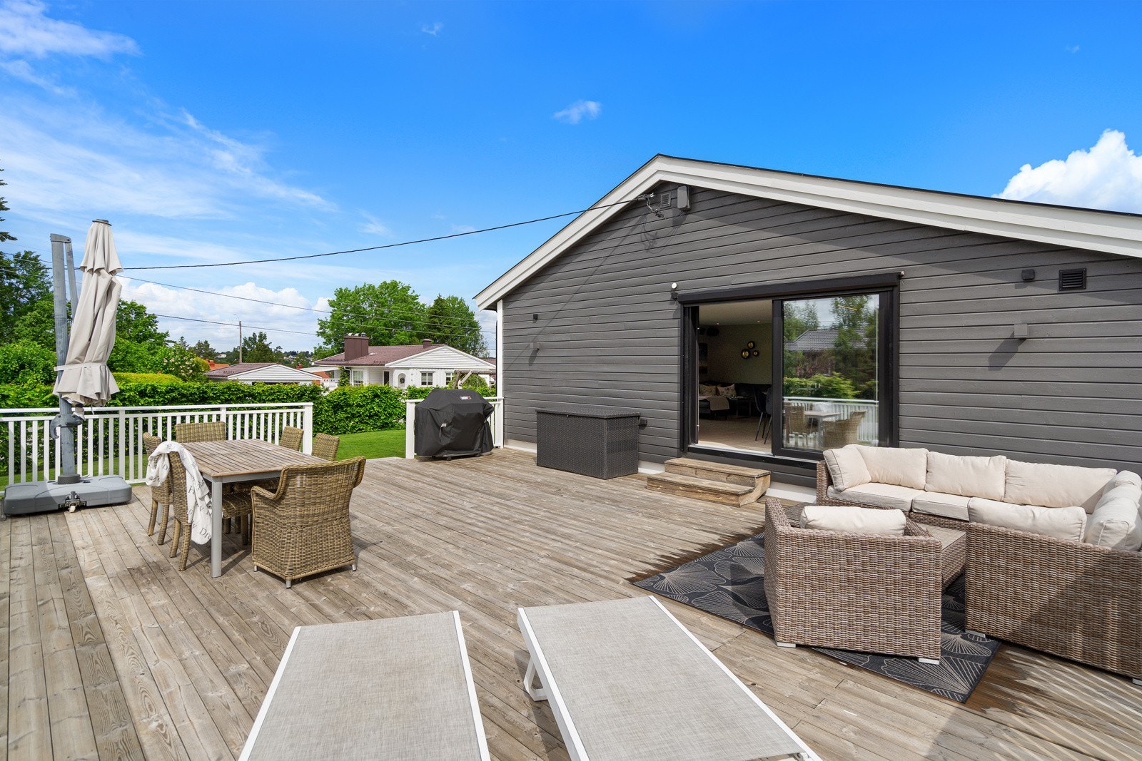 Stor terrasse mot syd med sol fra morgen til kveld Galleribilde