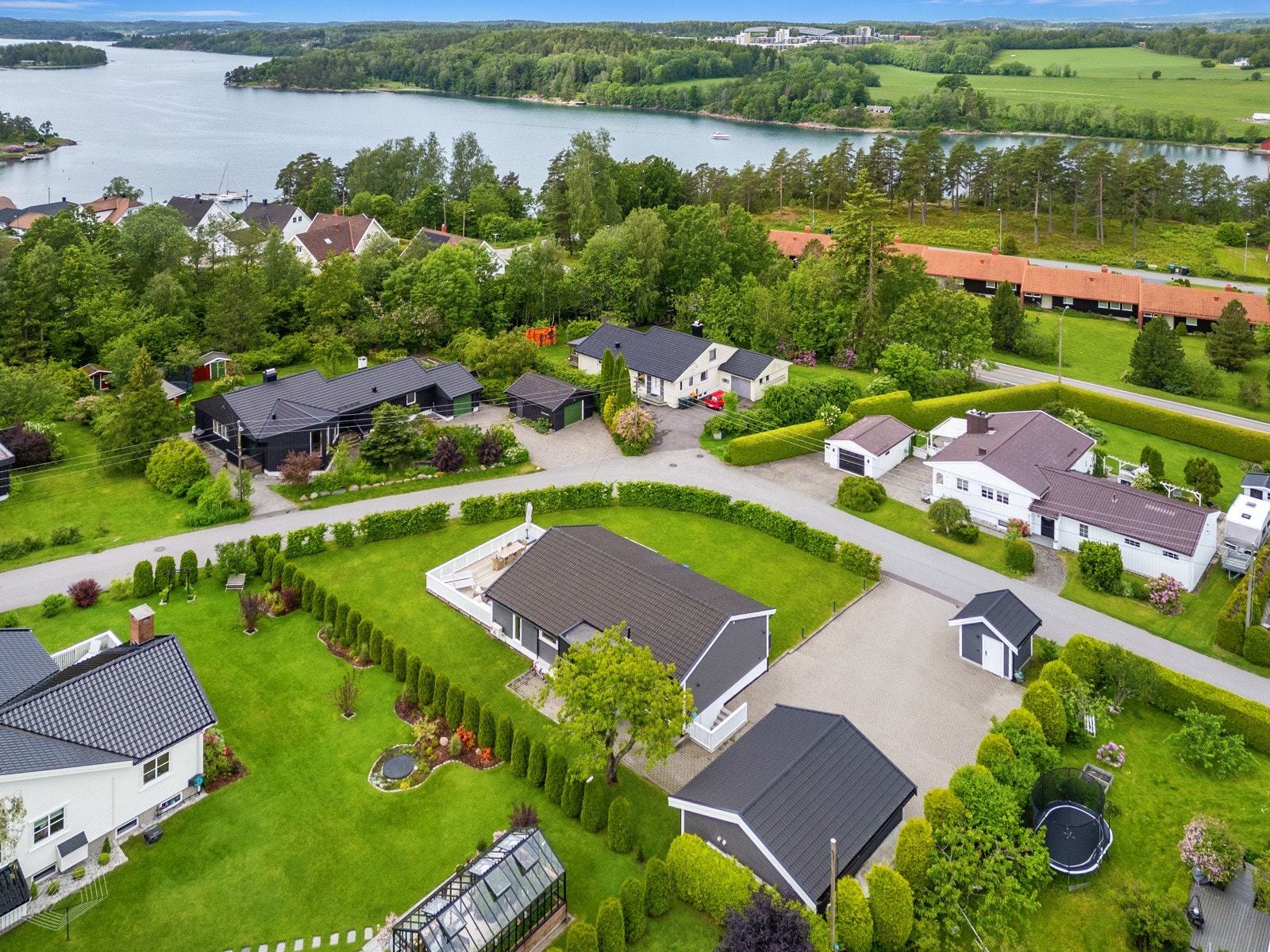 Eiendommen ligger kun få minutters gange fra sjøen og badestrand (enten Hella eller Tørkopp) Galleribilde