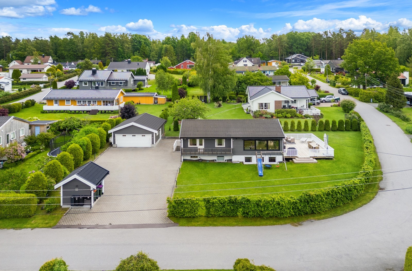 Eiendommen er særdeles pent opparbeidet og fremstår som strøken Galleribilde