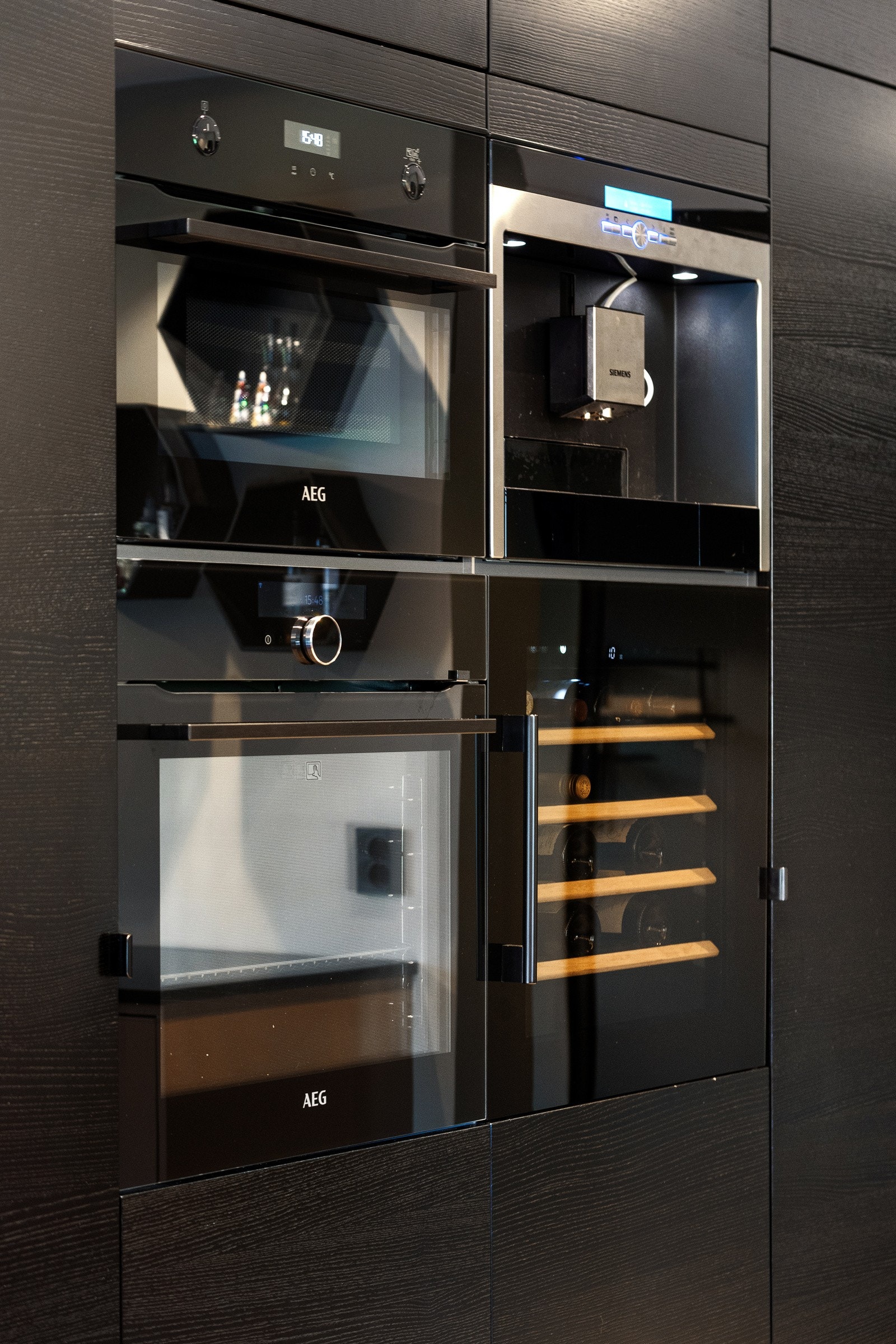 Vinskap, stekeovn, kaffemaskin samt mikrobølgeovn Galleribilde