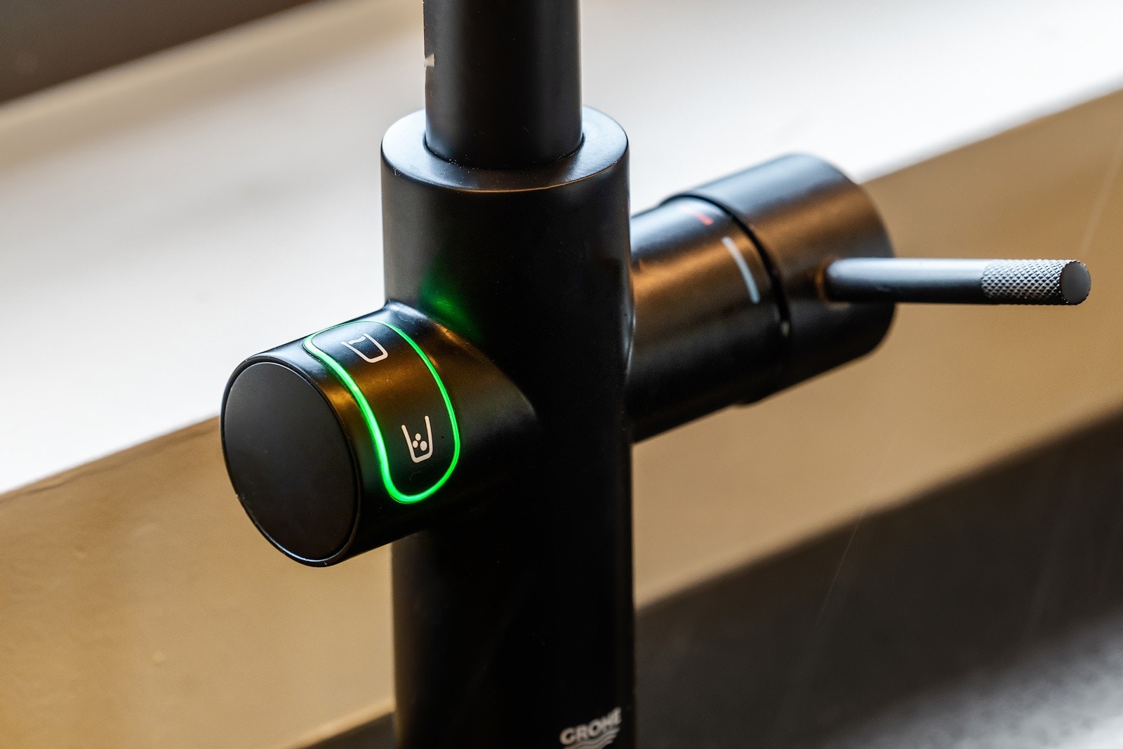 Is-vann i kranen! Her får du enkelt iskaldt vann (og kullsyre om du vil) direkte ut av kjøkkenkranen Galleribilde