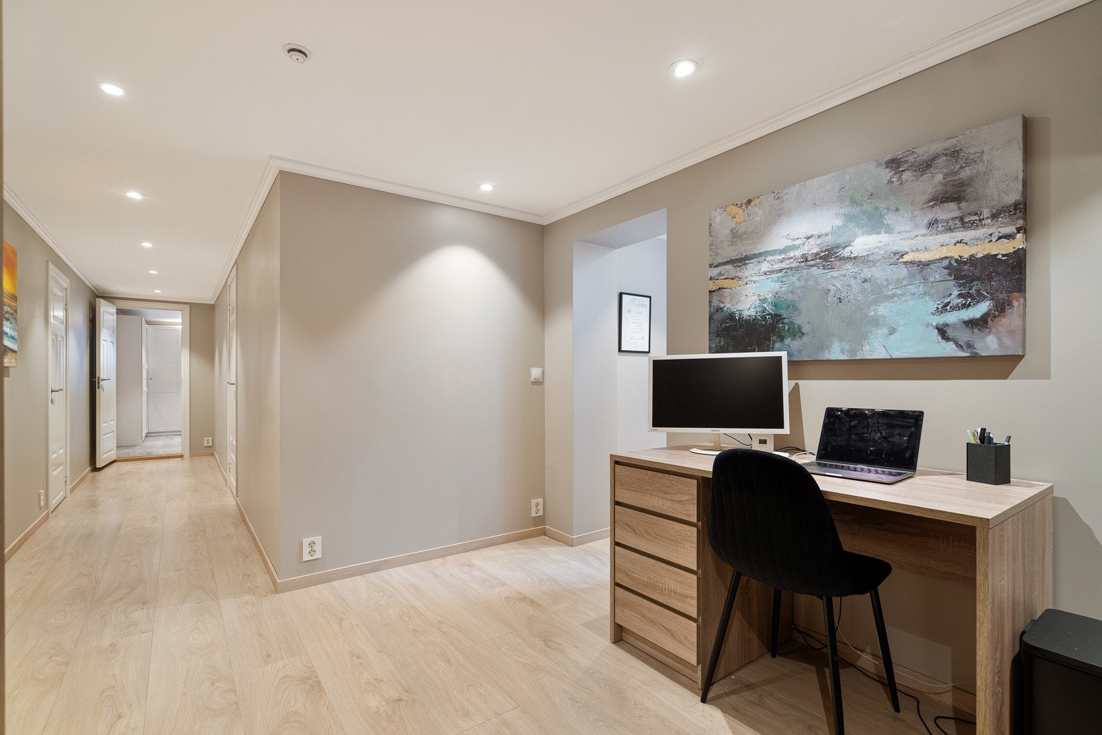 Gangen fører til alle rommene i denne etasjen - varme i gulvet Galleribilde