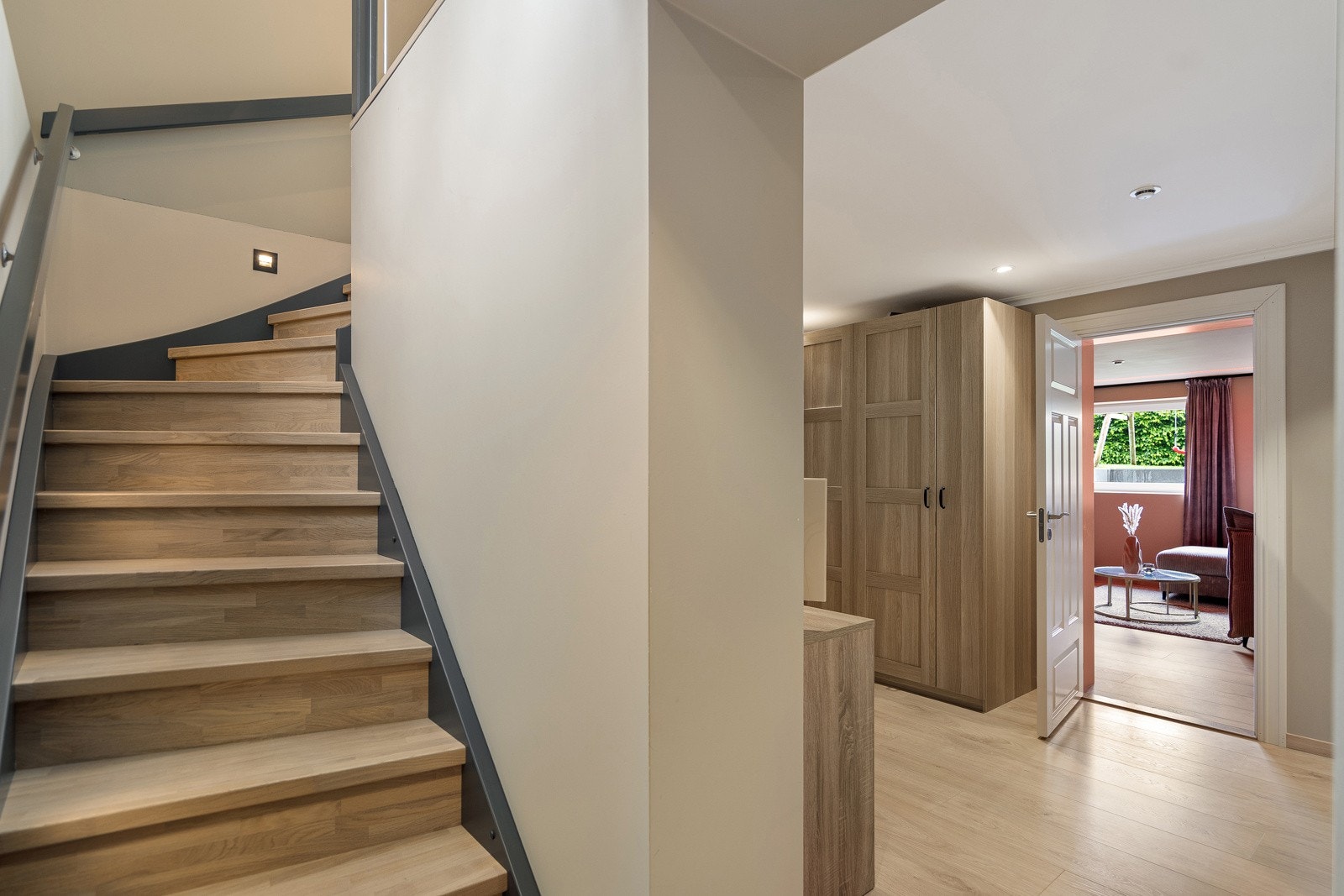 Nedgang til underetasjen - trappen har adkomst fra spisestua/kjøkkenet Galleribilde