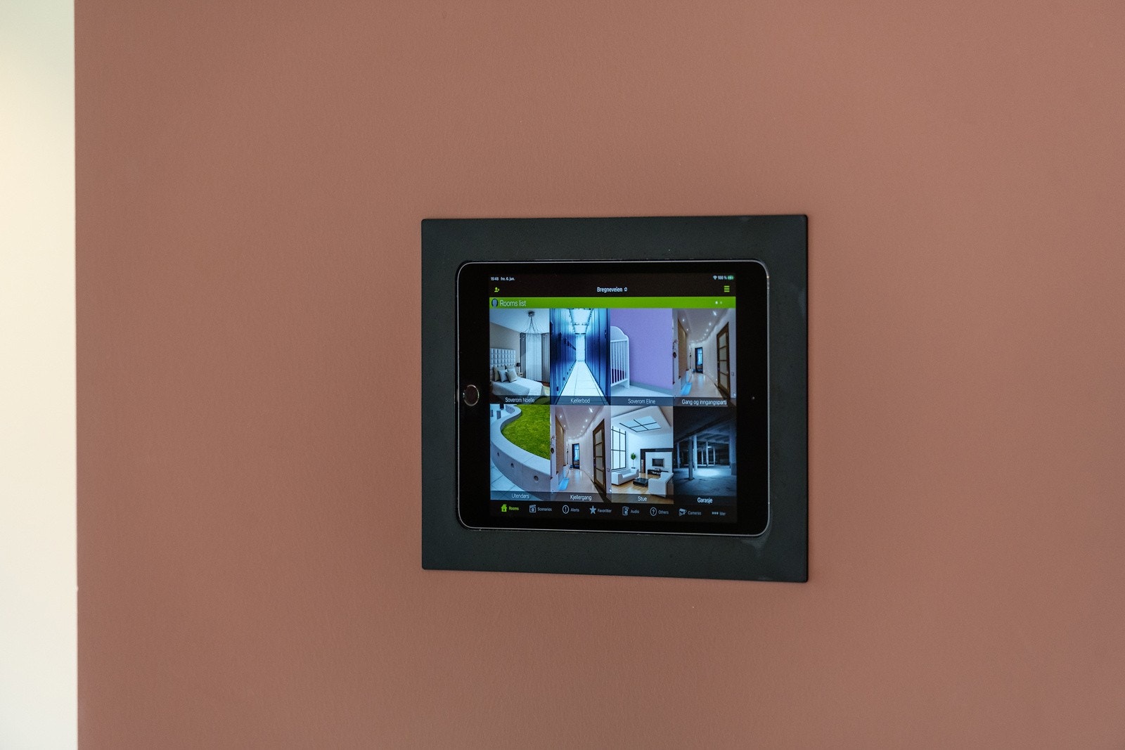 På endeveggen på kjøkkenet henger husets smart-styring - denne styrer alt av belysning (kan også gjøres på app) Galleribilde