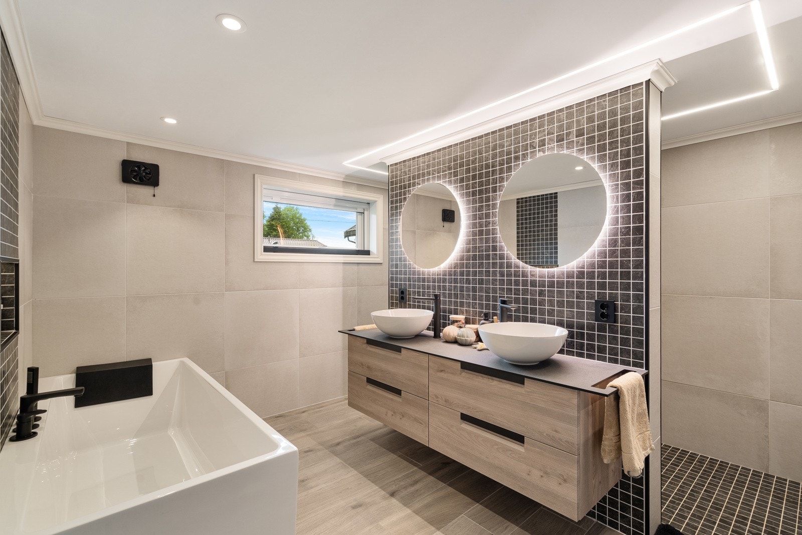 Delikat og meget gjennomtenkt bad med dobbel servant og skjult dusjnisje (til høyre) og wc-nisje (til venstre) Galleribilde