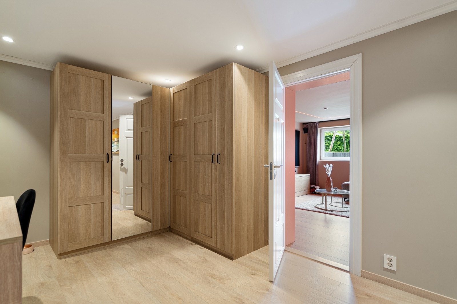 God garderobeplass i enden av gangen mot kjellerstua Galleribilde