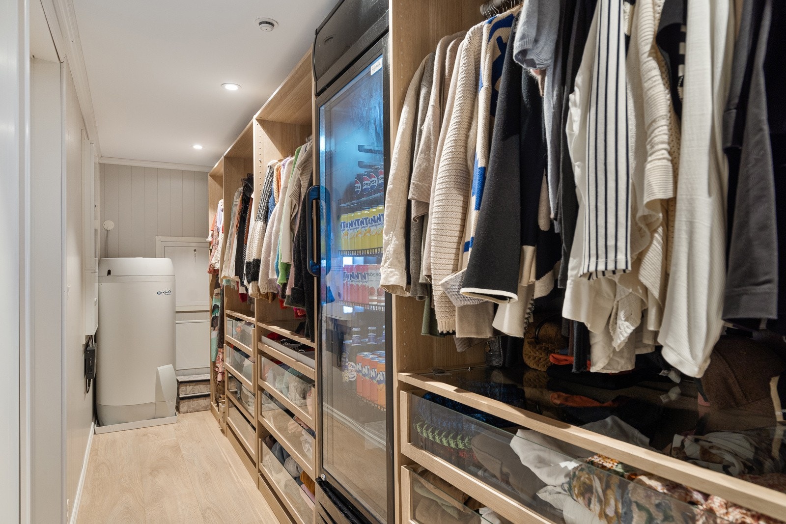 Stort garderoberom/bod med teknisk opplegg m.m. Galleribilde