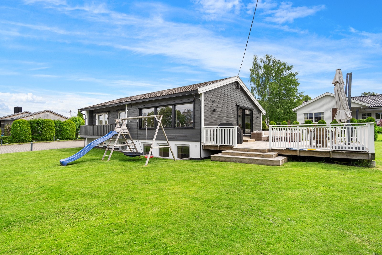 Det er skiftet kledning, etterisolert med vindtetting, vinduer, drenering m.m i de siste årene. Yttertaket er fra 2002. Galleribilde