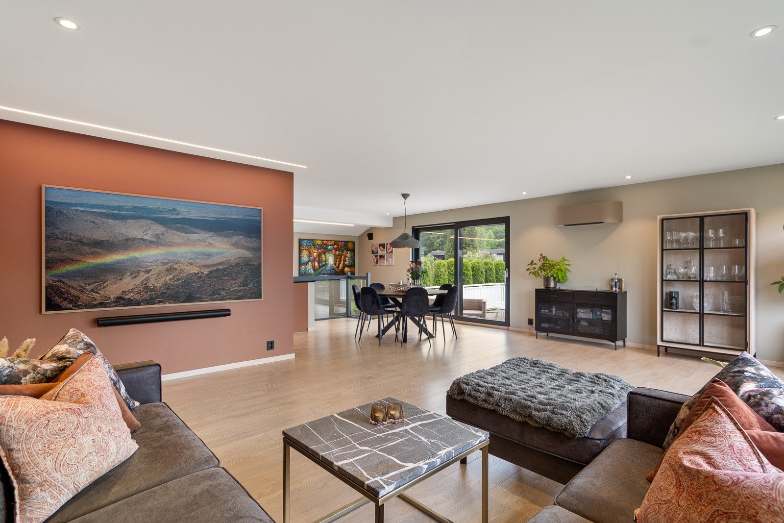 Stor, flott stue med moderne flater og fine fargevalg Galleribilde