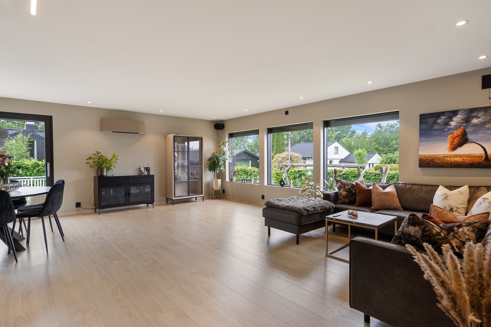 Det er montert utvendige screens som beveger seg automatisk ved sol Galleribilde