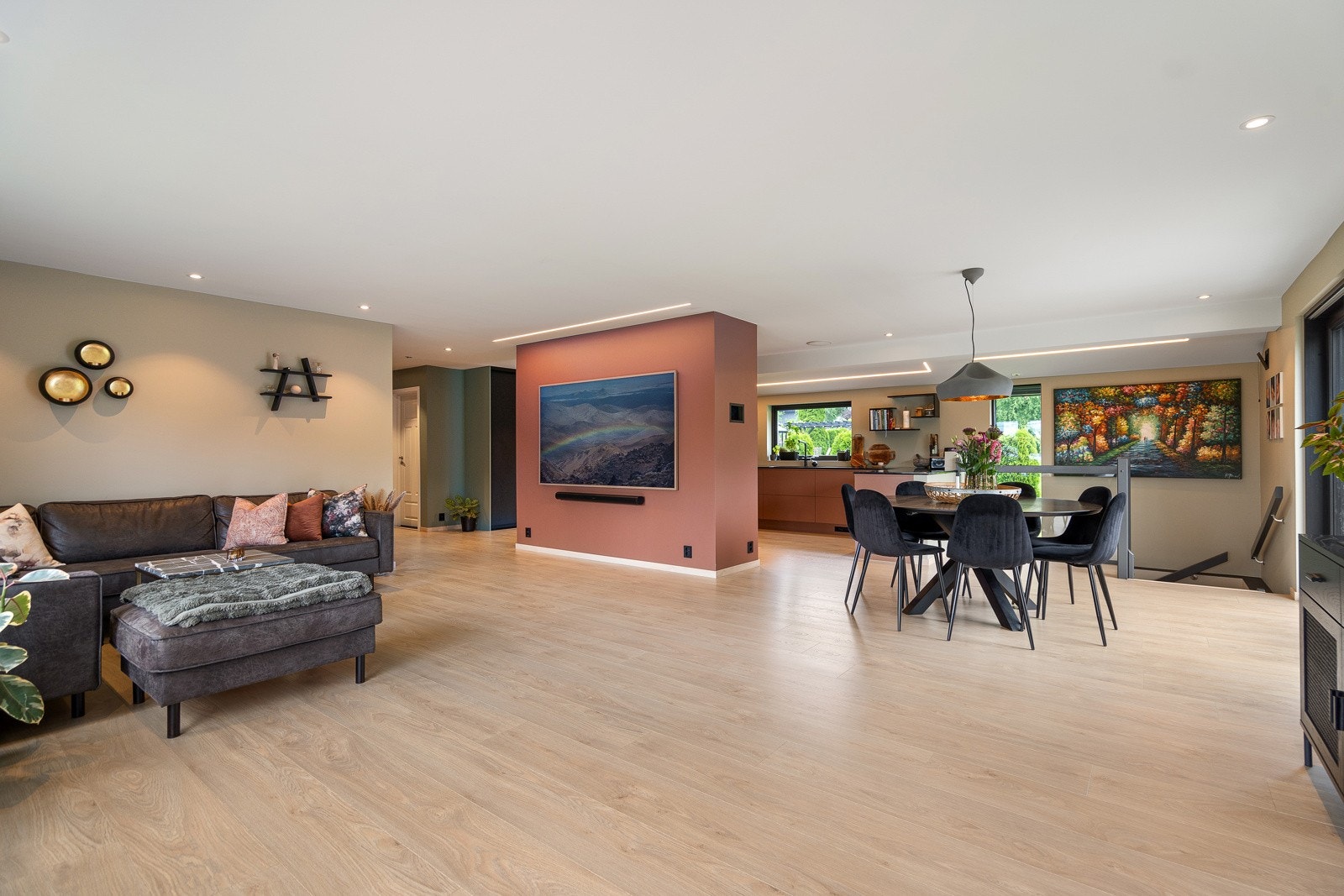 Stor, lys og moderne stue med menger av plass - her er det også varme i gulvene Galleribilde