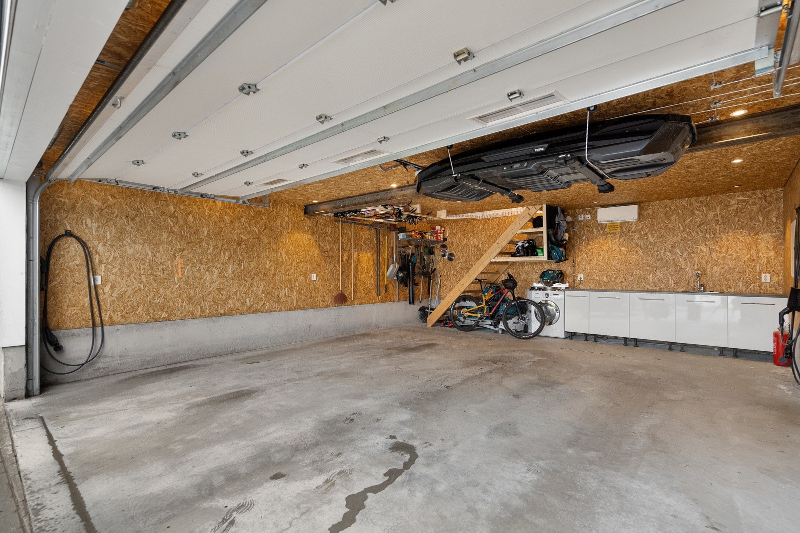 Garasjen er isolert og har varmekabler i gulvet. Det er også 2 stk ladere her, samt god lagring på loftet. Galleribilde