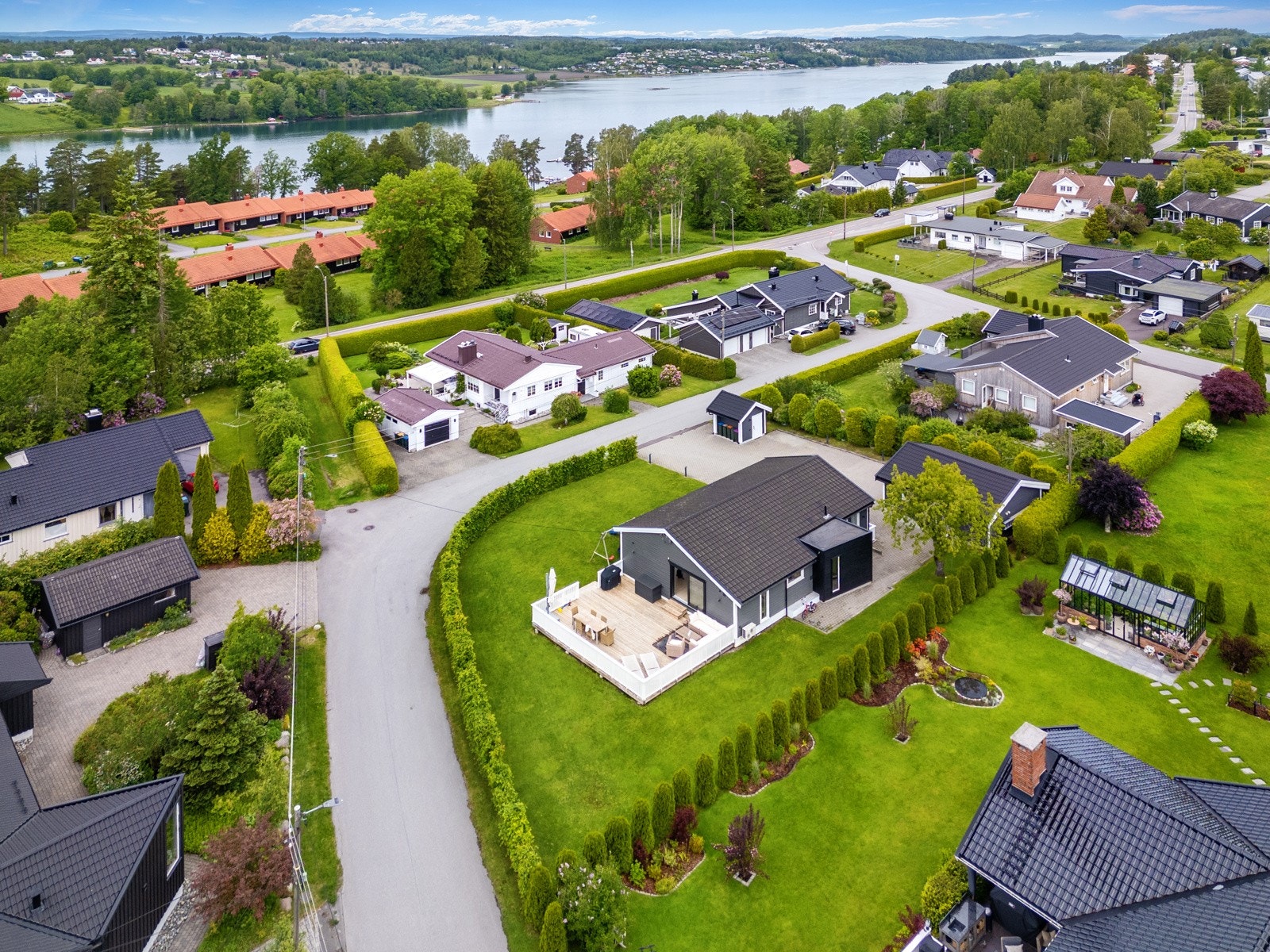 Velkommen til denne svært flott beliggende eneboligen i Bregneveien! Galleribilde