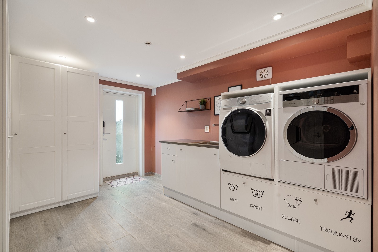 Fra badet kommer man også videre inn til vaskerommet, som oppleves som meget praktisk og trivelig Galleribilde