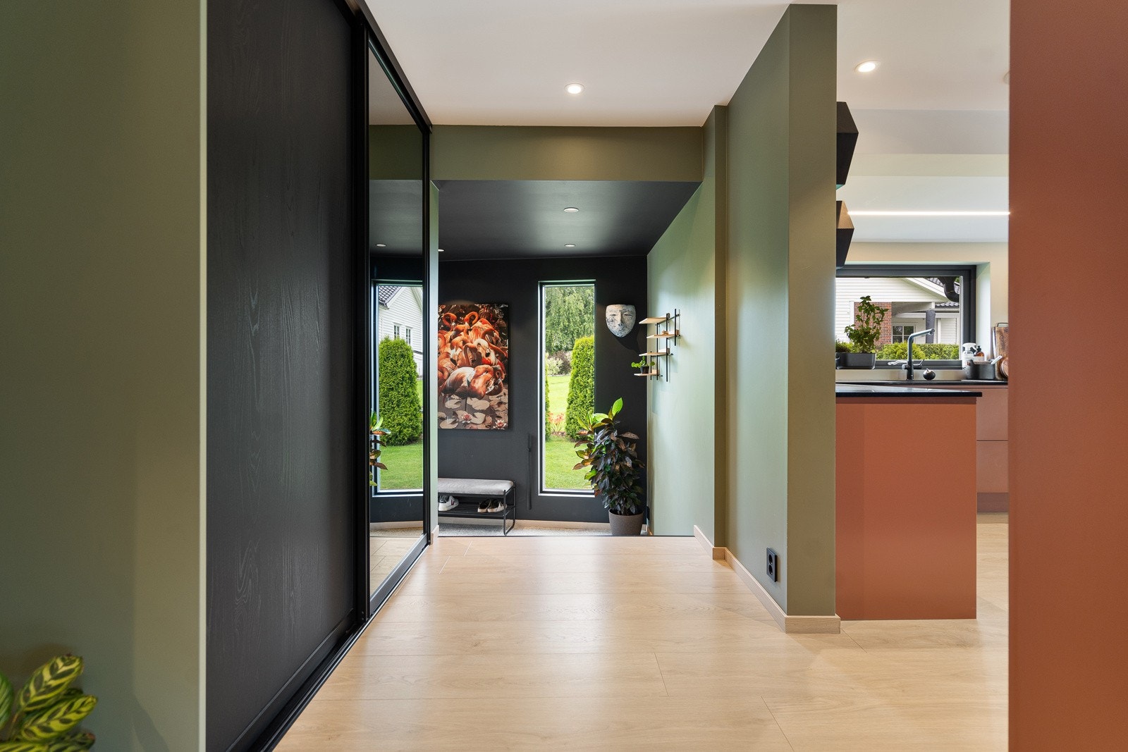 Romslig skyvedørsgarderobe for enkel oppbevaring Galleribilde