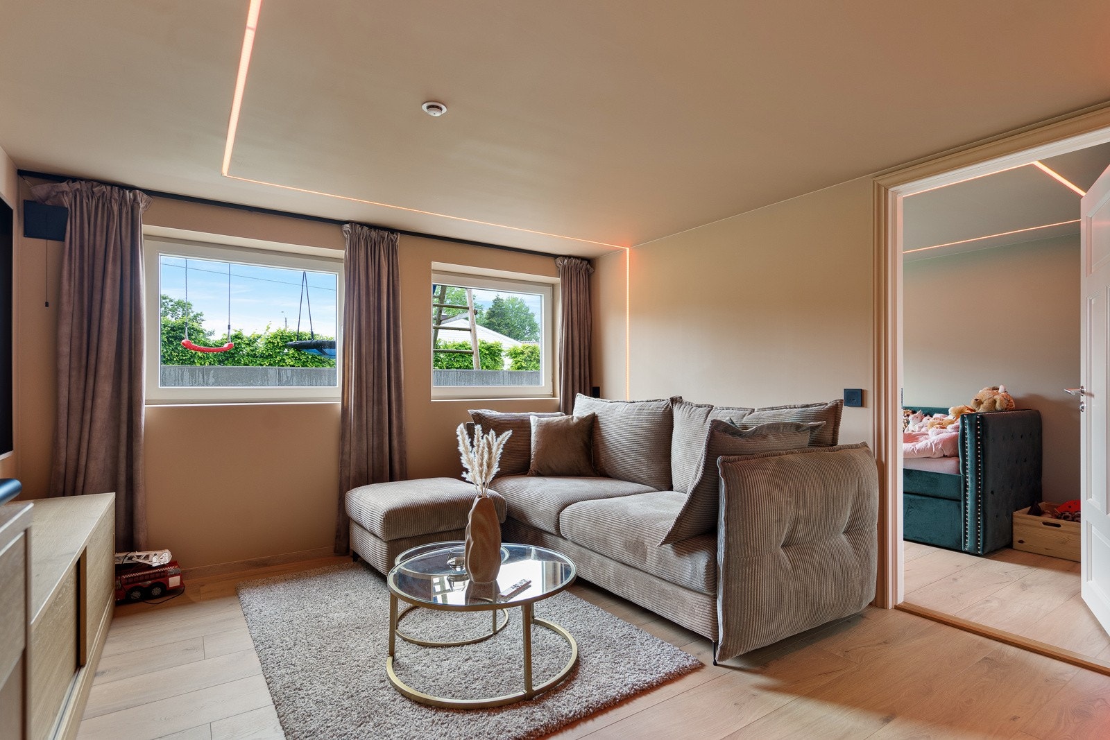 Flott kjellerstue med adkomst rett inn til et av soverommene Galleribilde