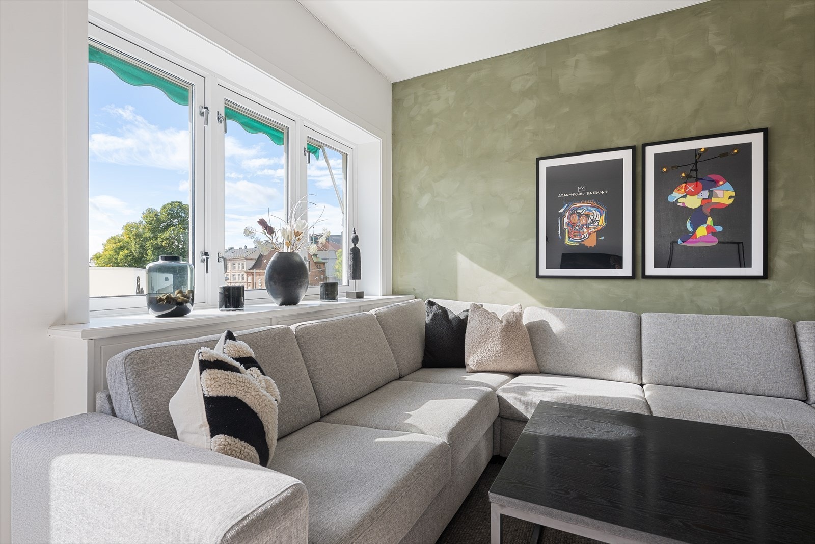 Her er det plass til sofagruppe, mediemøblement og stuebord Galleribilde