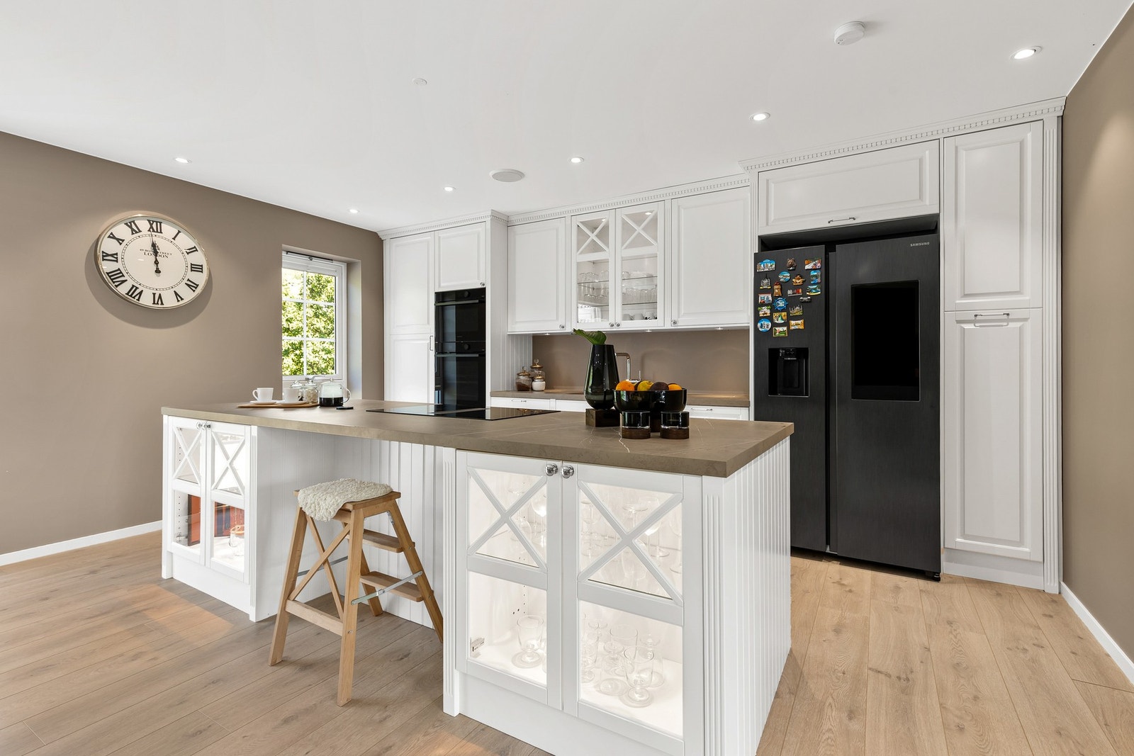 Delikat kjøkken med profilerte fronter og benkeplate i laminat Galleribilde