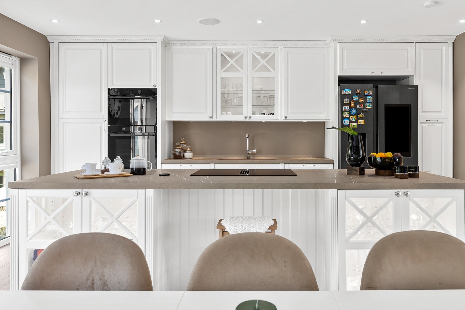 Innredningen er godt utstyrt med integrerte hvitevarer, inkludert kjøl/fryseskap, oppvaskmaskin, Galleribilde