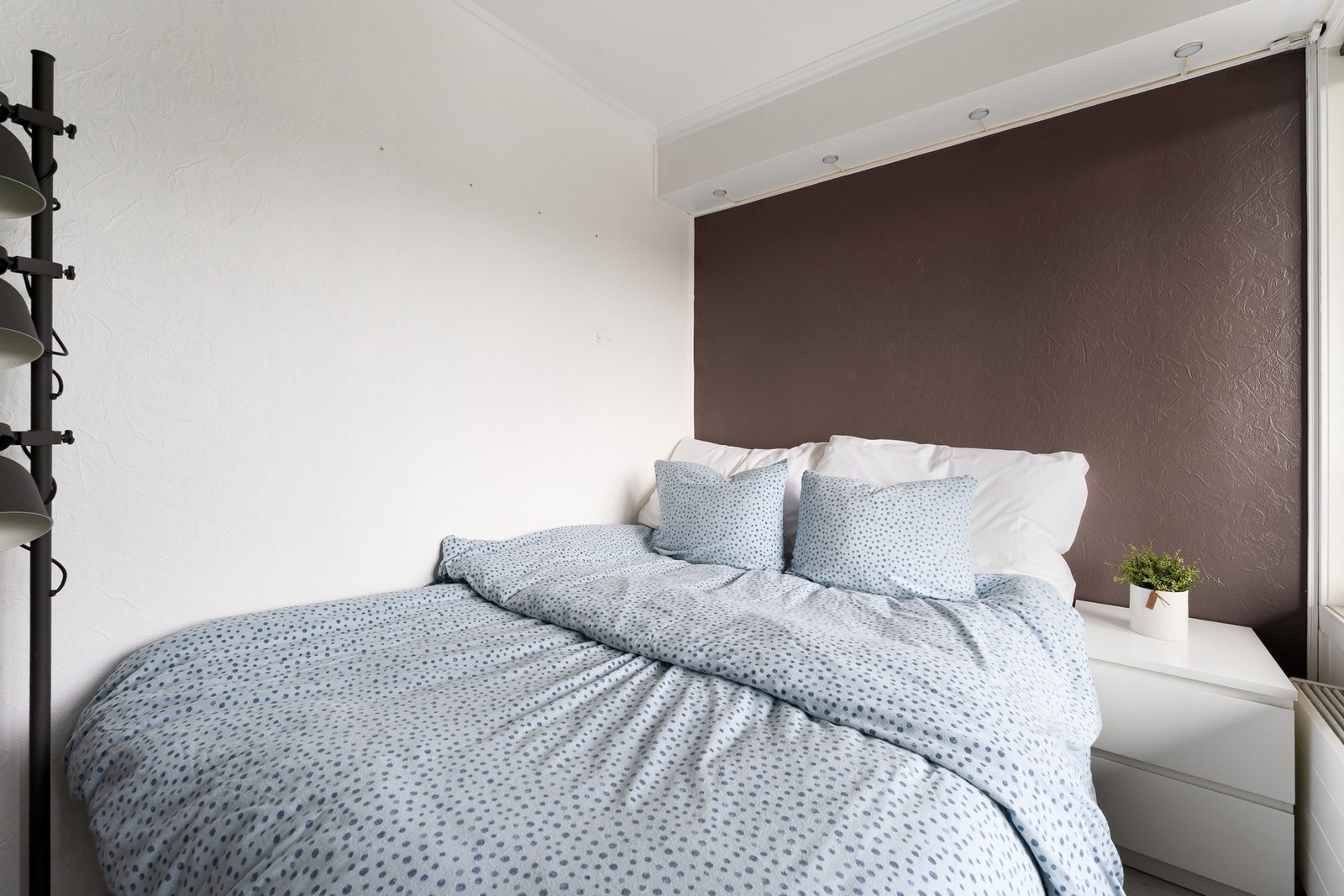 Det er god plass til dobbeltseng og tilhørende nattbord. Galleribilde