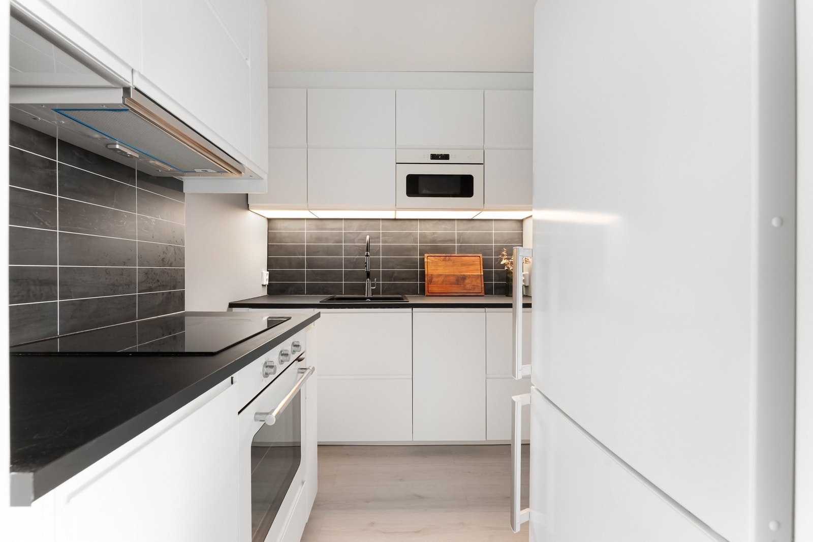 Videre har leiligheten et praktisk separat kjøkken. Galleribilde