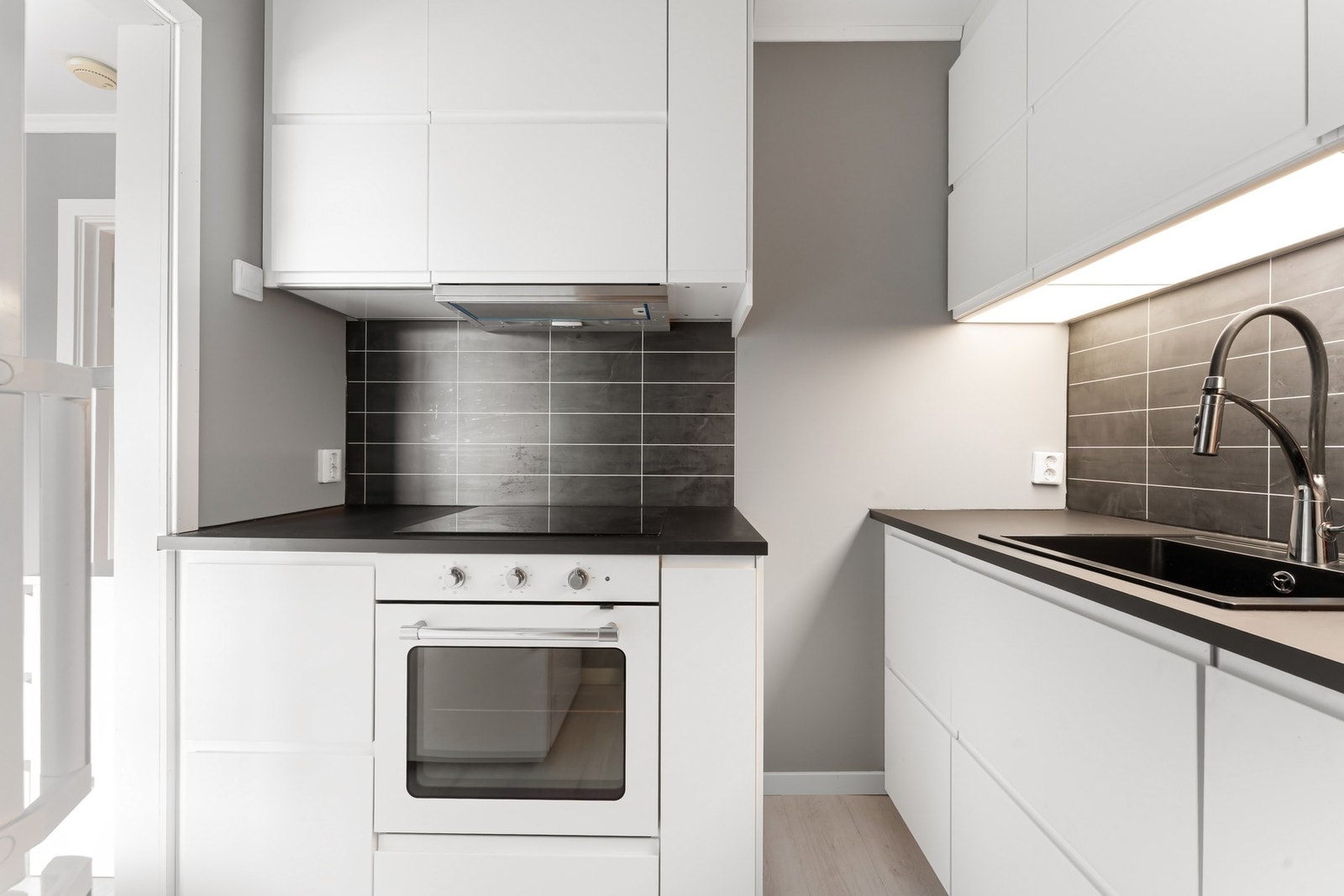 Kjøkkenet ble pusset opp i 2022 og har tidsmessig innredning. Galleribilde