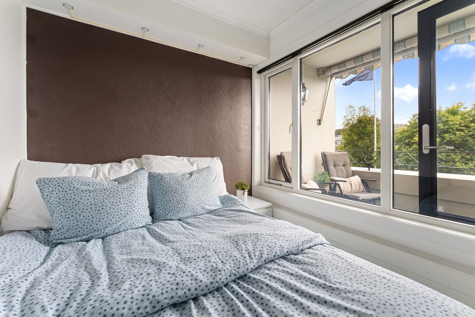 Soverommet er malt i en behagelig fargetone. Galleribilde