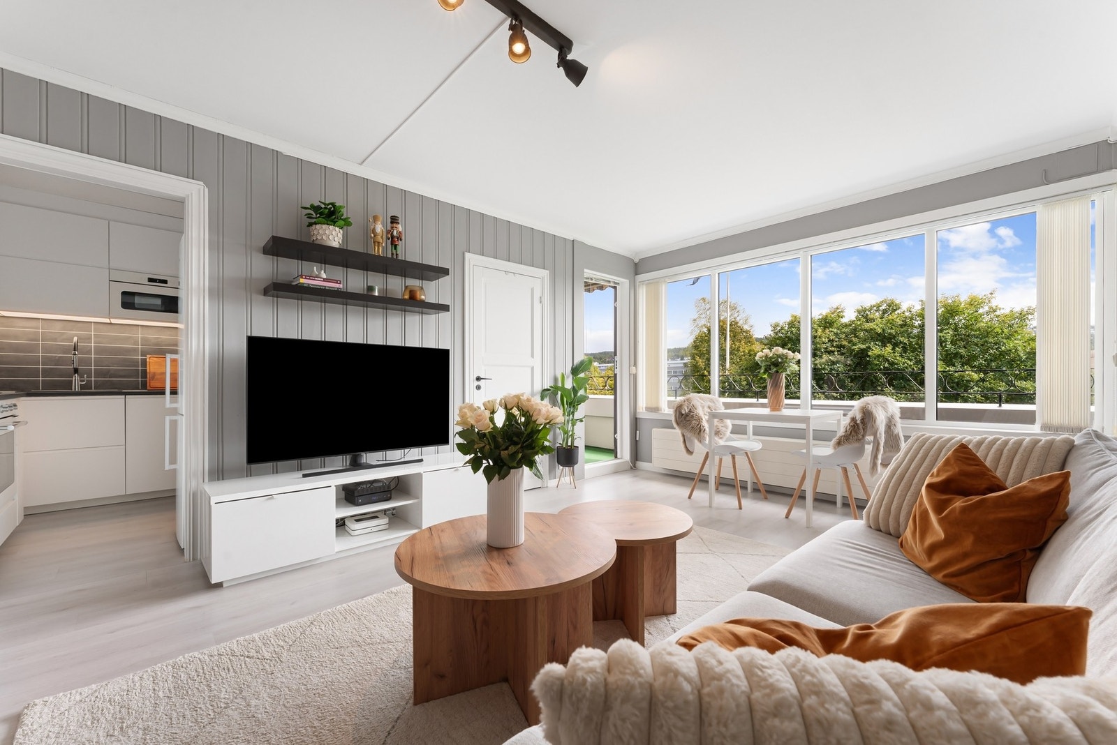 Det er god plass til å innrede med sofa, stoler og tilhørende mediemøblement. Galleribilde