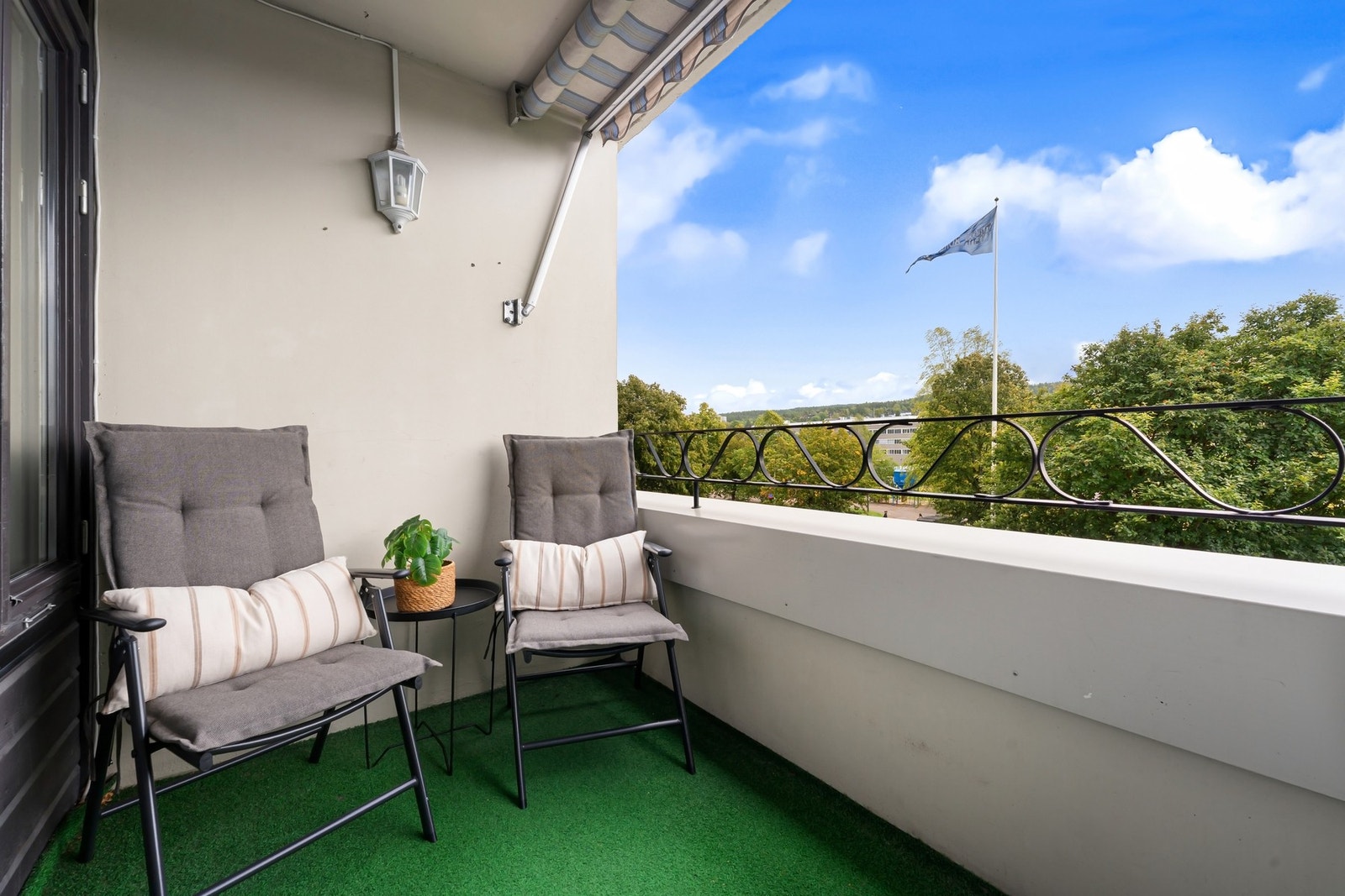 Fra stuen er det utgang til en koselig balkong. Galleribilde