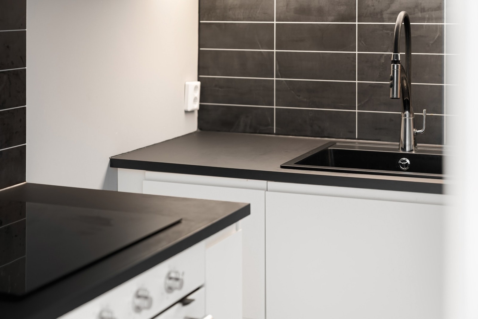 Det er en fin kombinasjon av skap- og benkeplass. Galleribilde