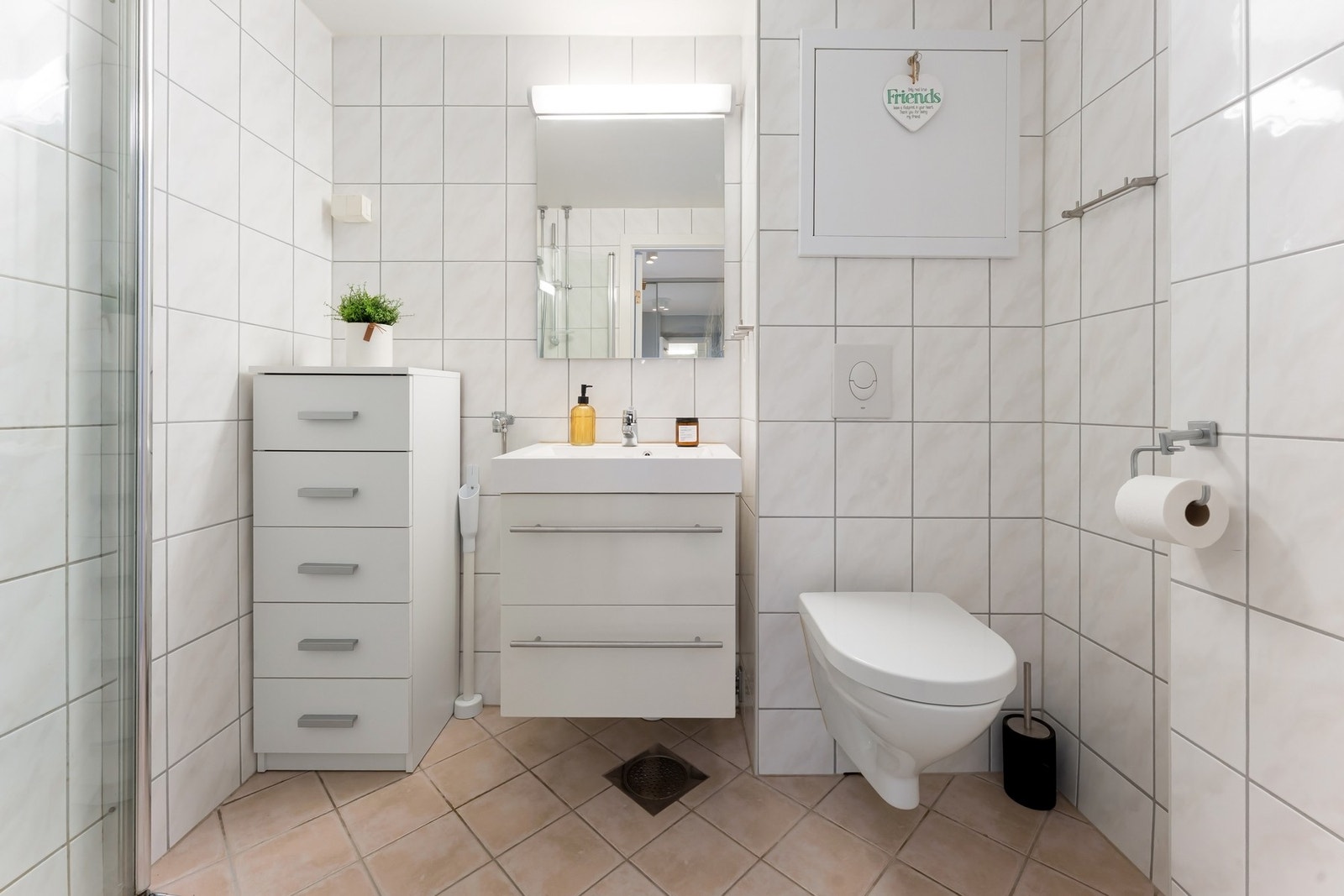 Det er varmekabler, samt opplegg for vaskemaskin. I Galleribilde