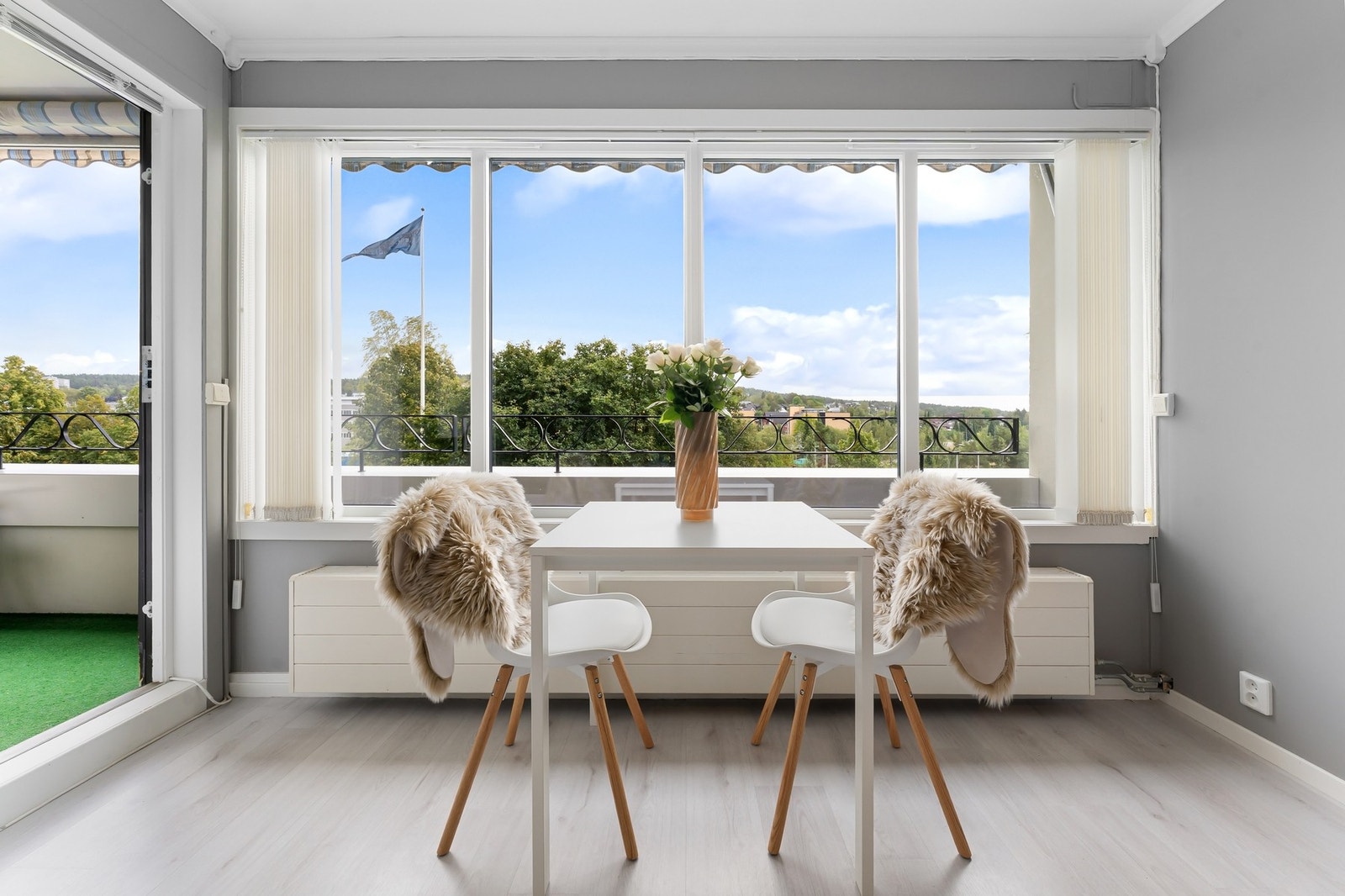 Videre er det også god plass til spisebord. Galleribilde