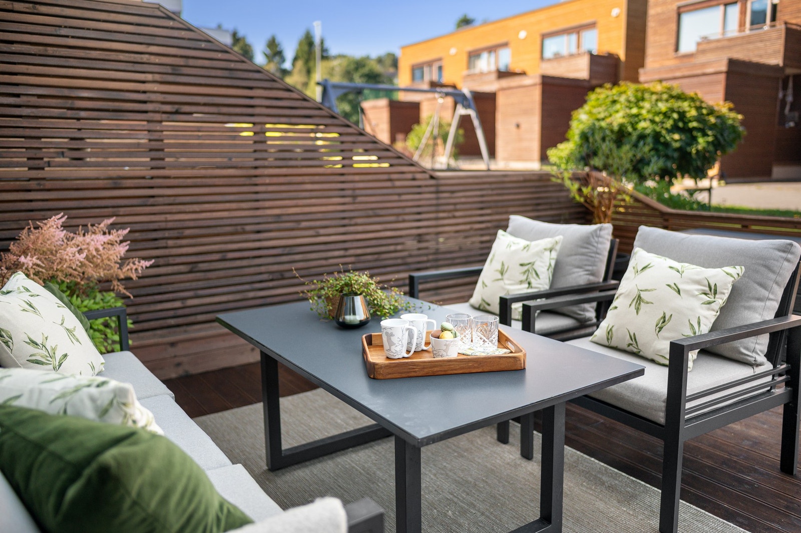 Det er god plass til ønsket utemøblement som grill, lounge, spisegruppe mm. Galleribilde