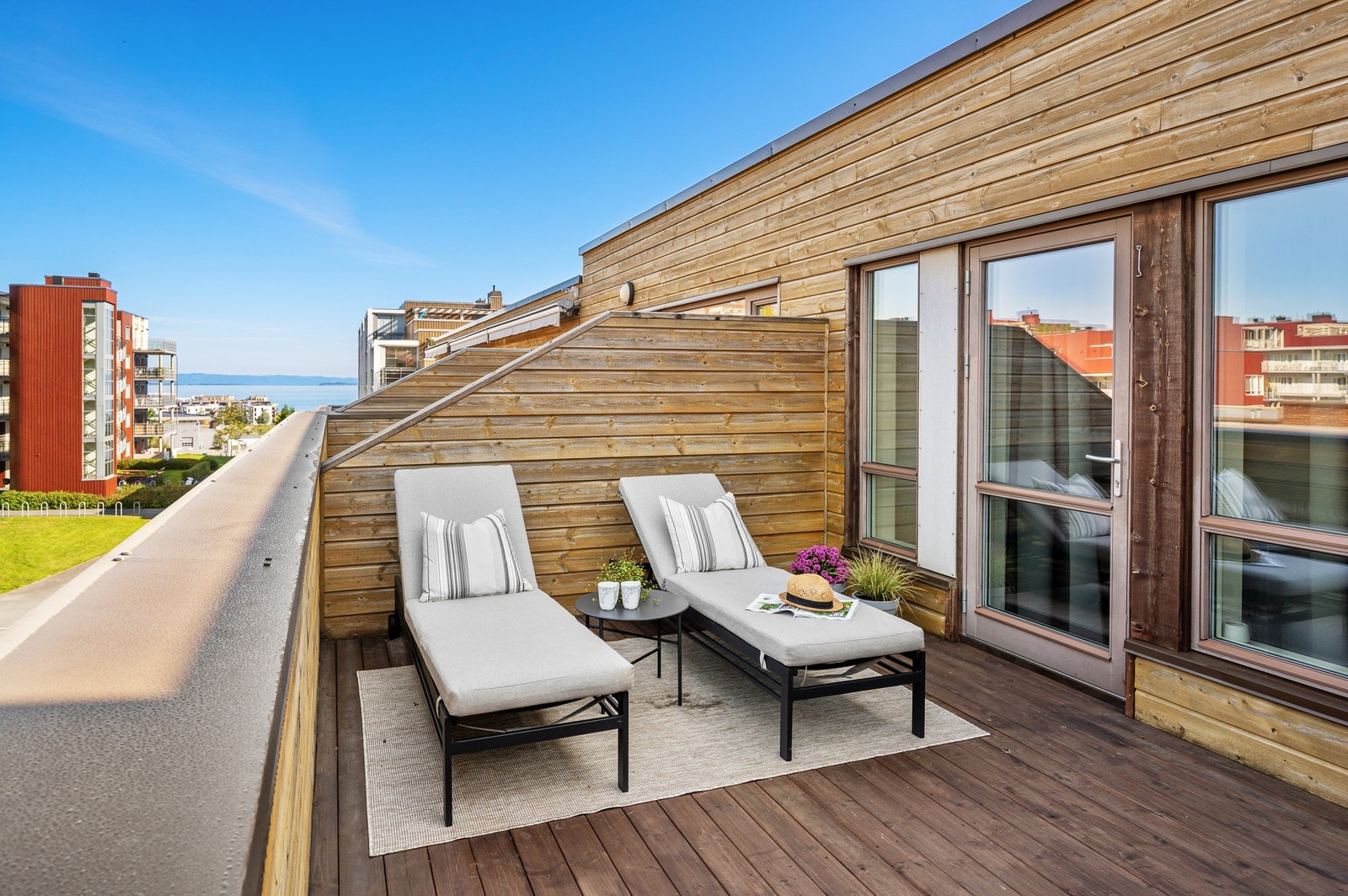 Takterrassen er vestvendt og måler 16m². Terrassen byr på en fantastisk utsikt og ypperlige solforhold fra kl. 12:00 - Et perfekt sted for avslapning og sosiale stunder. Galleribilde