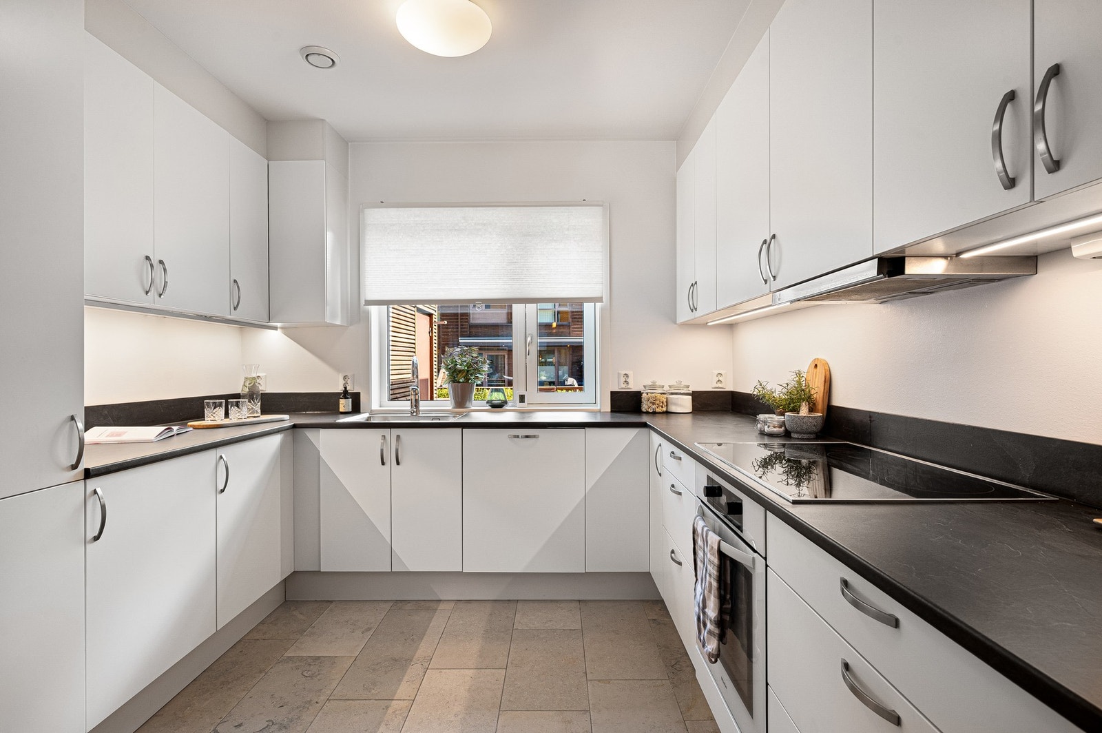 Lyst og moderne kjøkken fra HTH. Galleribilde