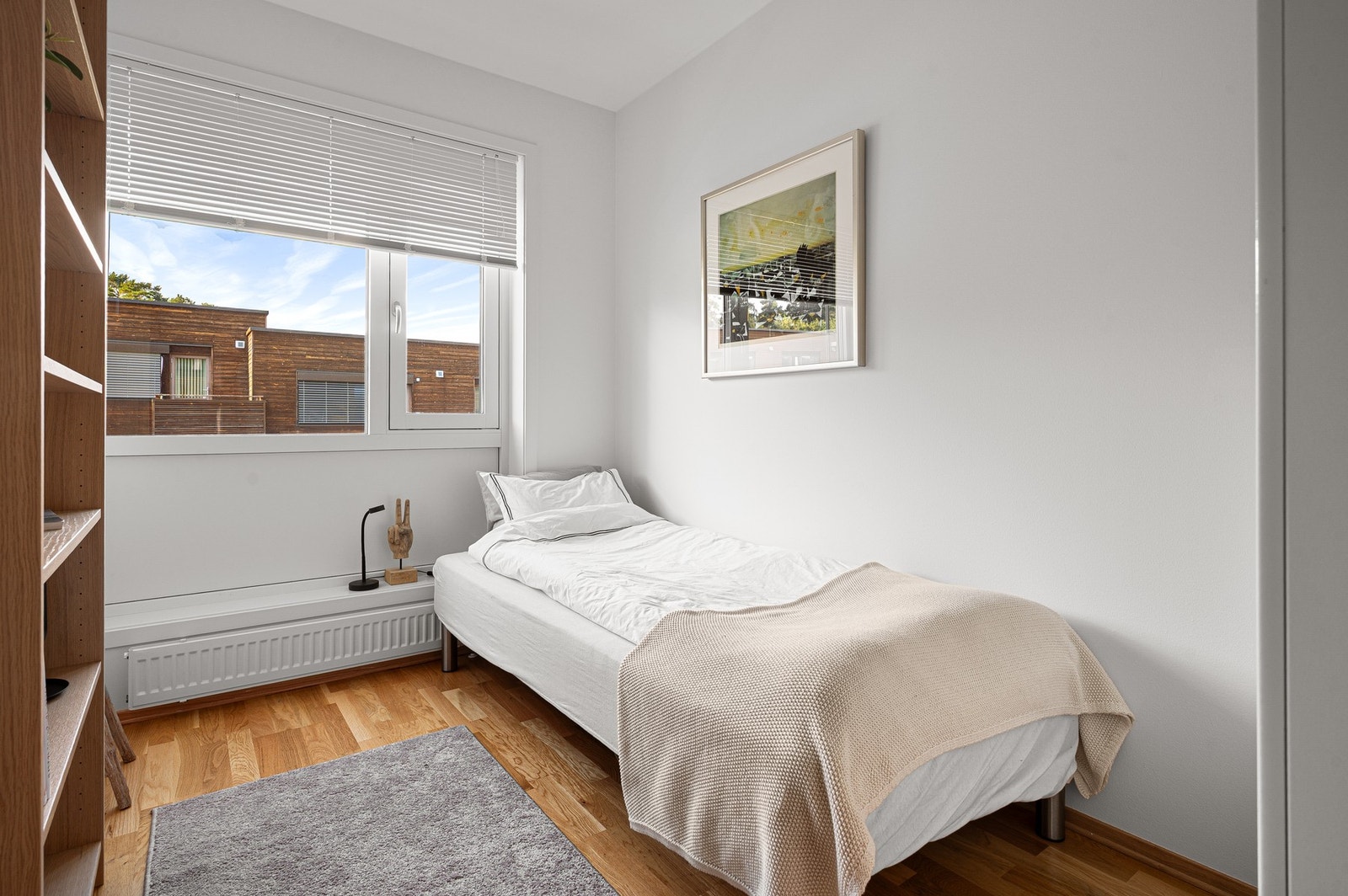 Soverom 2 måler 7m². Boligen varmes opp ved bruk av fjernvarme. Galleribilde