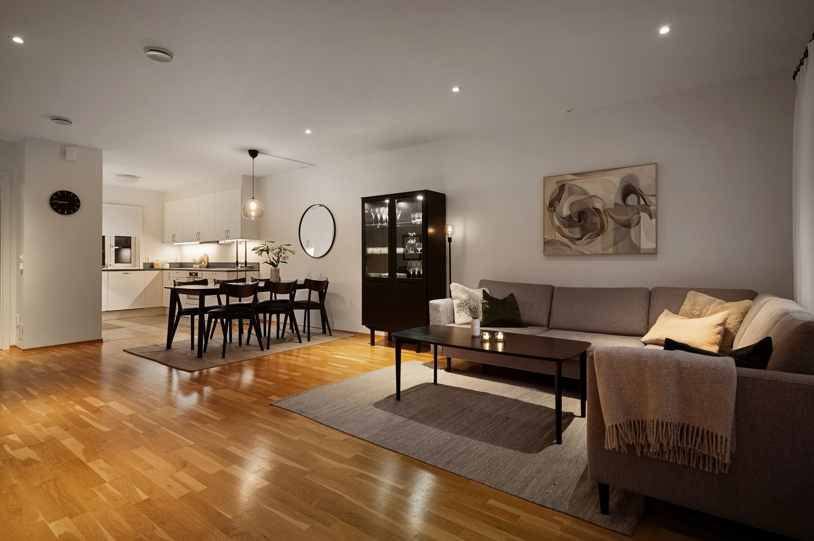 Planløsningen er gjennomtenkt med åpen stue/ kjøkkenløsning som måler samlet 43,6m². Galleribilde