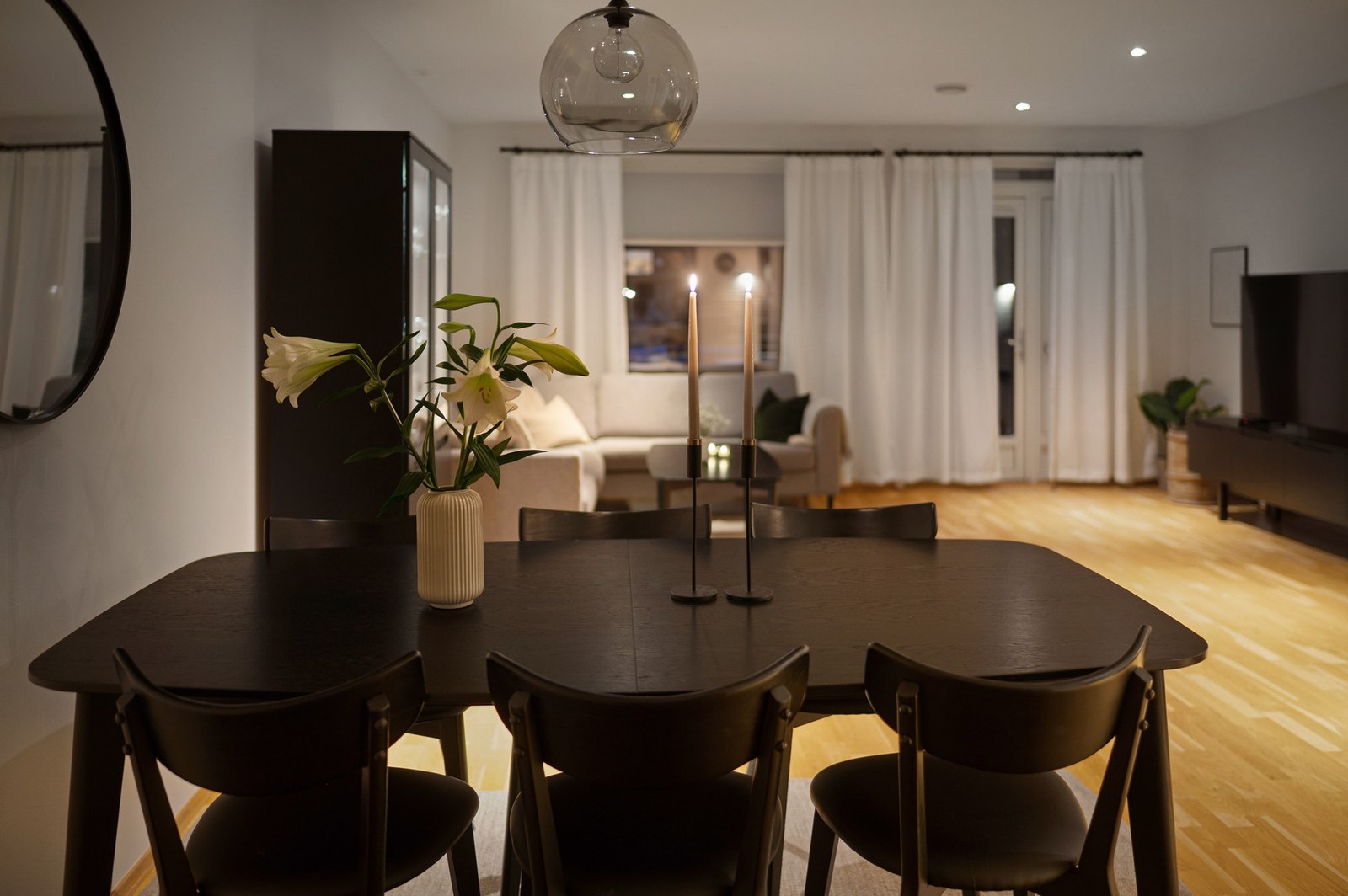 Spisegruppen finner sin naturlige plassering mellom stue og kjøkken. Downlights i himling. Galleribilde