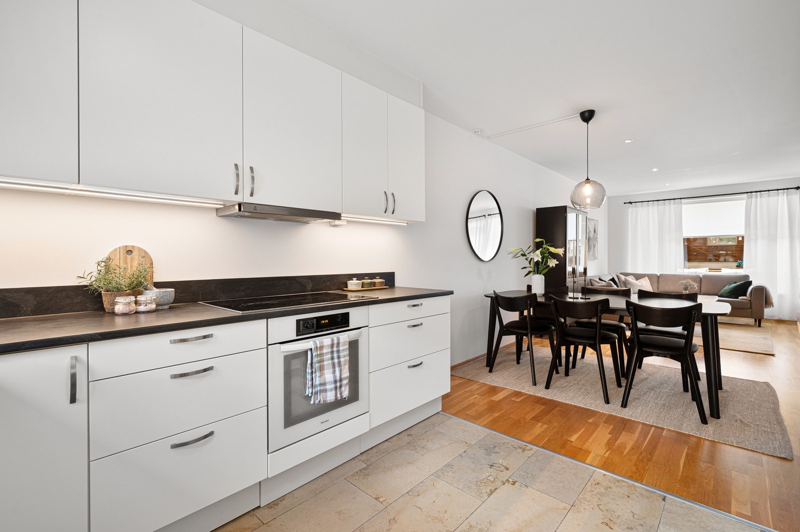 Integrerte hvitevarer. Koketopp og stekeovn er fra kvalitetsmerket Miele. Her er det påkostet en bredere utgave av platetoppen med flere stekesoner. Galleribilde